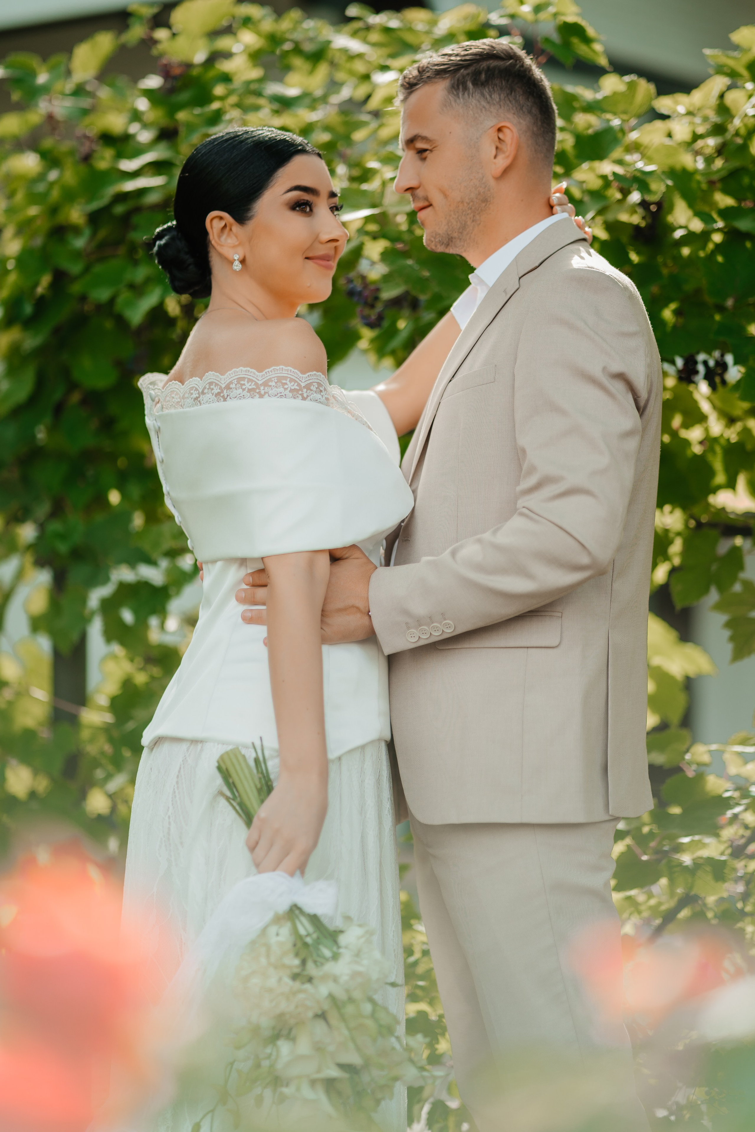 Portretul mirilor intr-un decor floral din Suceava