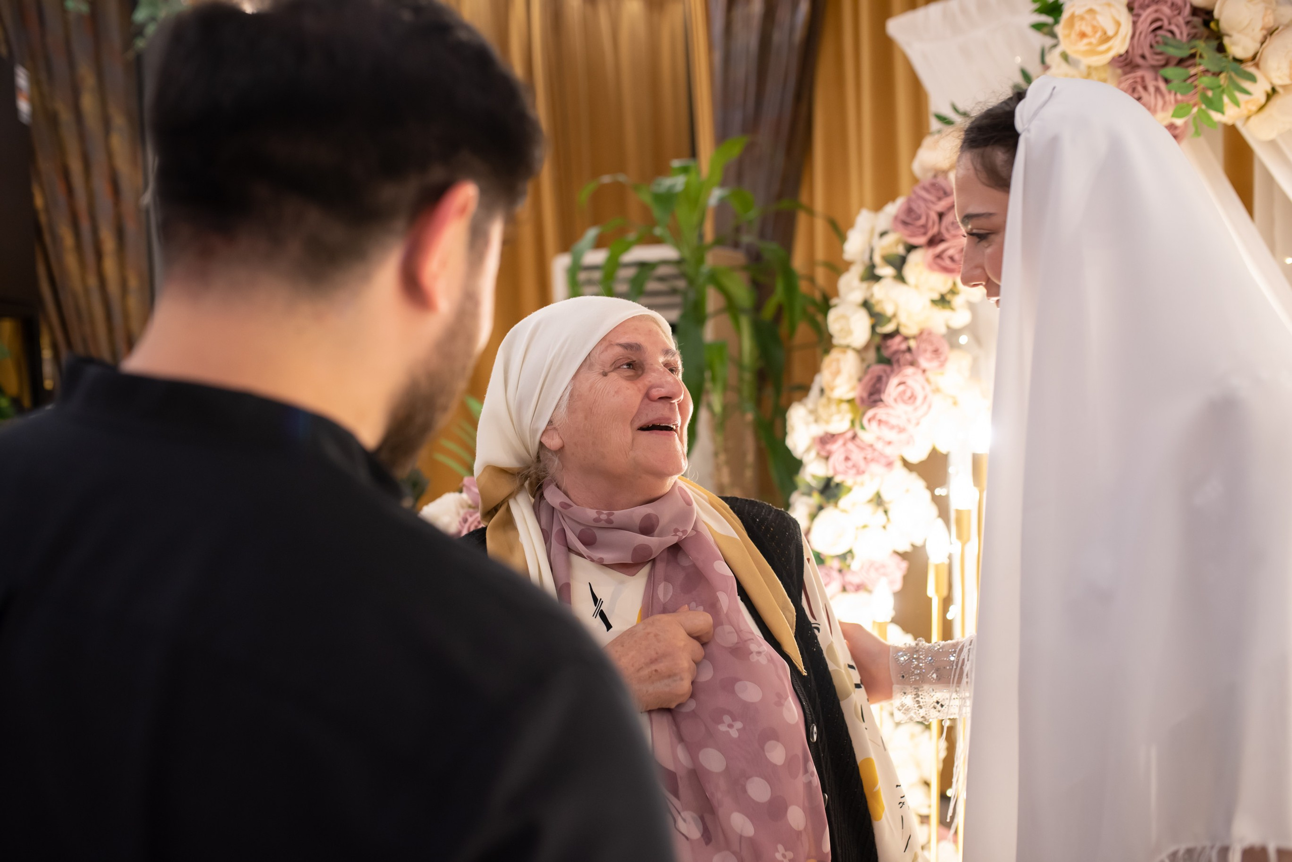 Молодожены на свадебном вечере в кафе,  улыбки и радость, счастливая бабушка, фотограф Анталия