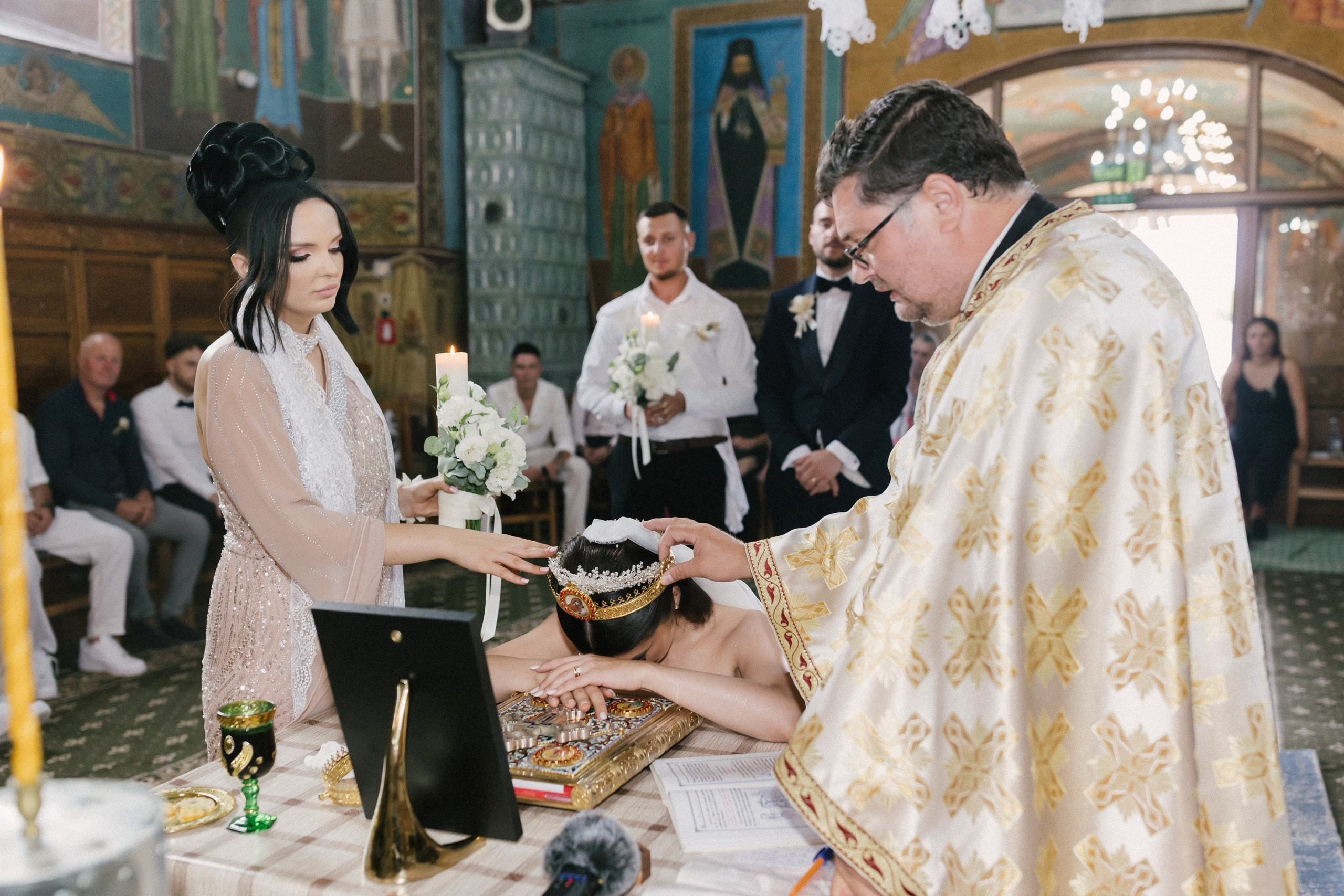 1. Mireasa Adriana în timpul pregătirilor de nuntă în Tudora Botoșani2. Costumul mirelui Ionuț fotografiat artistic în ziua nunții3. Prietenii mirelui la tradițiile de nuntă în Tudora4. Bărbieritul mirelui în cadrul obiceiurilor tradiționale de nuntă5. Fotografii de familie la biserică în ziua nunții6. Portret de familie cu mirii și copilul lor la nunta din Botoșani7. Primul dans al mirilor la Mariage Dor Baisa Botoșani8. Decor elegant de nuntă la Mariage Dor Baisa9. Emoții și tradiții la nunta din Tudora județul Botoșani10. Fotograf profesionist de nuntă în Botoșani surprinzând momente autentice - otograf-nunta-botosanifotograf-evenimente-botosanifotograf-profesionist-botosanifotograf-nunta-tudoranunta-tudora-botosanisedinta-foto-nunta-botosanipoze-nunta-botosanifotografii-nunta-tudorafotograf-cununie-religioasa-botosanibiserica-sfintii-imparati-constantin-si-elena-tudoramariage-dor-baisa-botosanirestaurant-nunta-botosanidansul-mirilor-mariage-dorpregatiri-mire-botosanipregatiri-mireasa-botosanitraditii-nunta-moldovaobiceiuri-nunta-tudorafotograf-familie-nunta-botosaniportret-miri-botosanigalerie-foto-nunta-botosanialbum-foto-nunta-botosaninunta-eleganta-botosaninunta-cu-traditii-botosanifotograf-premium-nunta-botosaniservicii-foto-video-botosanipoveste-de-nunta-botosanifotograf-documentar-nuntafotograf-natural-emotionalmiri-ionut-si-adriananunta-autentica-tudora -otograf-nunta-botosanifotograf-nunta-tudoranunta-tudora-botosanifotograf-evenimente-botosanifotograf-profesionist-botosaniservicii-foto-video-botosanigalerie-foto-nunta-botosanialbum-foto-nunta-botosani - nunta-autentica-botosaninunta-cu-traditii-botosanipoveste-de-nunta-botosanifotografii-emotionante-nuntamomente-autentice-nuntafotografie-documentara-nuntafotograf-natural-nunta- pregatiri-miri-tudorabiserica-tudora-botosanicununie-religioasa-tudoramariage-dor-baisa-botosanipetrecere-nunta-botosanivalsul-mirilor-botosani - alino-foto-studio-botosaniionut-si-adriana-nunta-tudorafotograf-alin-chirila-botosani