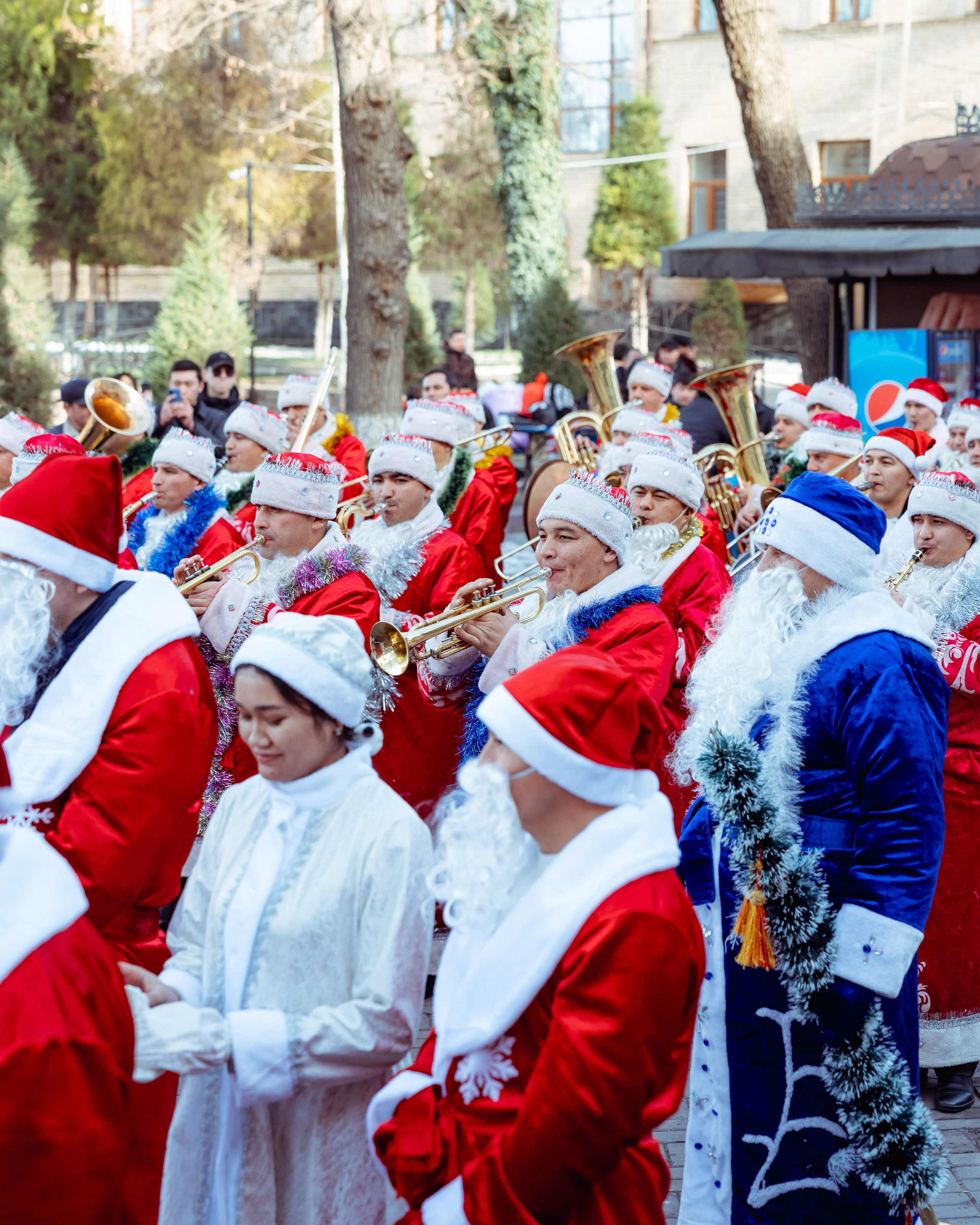 Парад Дедов Морозов. Георгий Намазов | Фотограф в Ташкенте