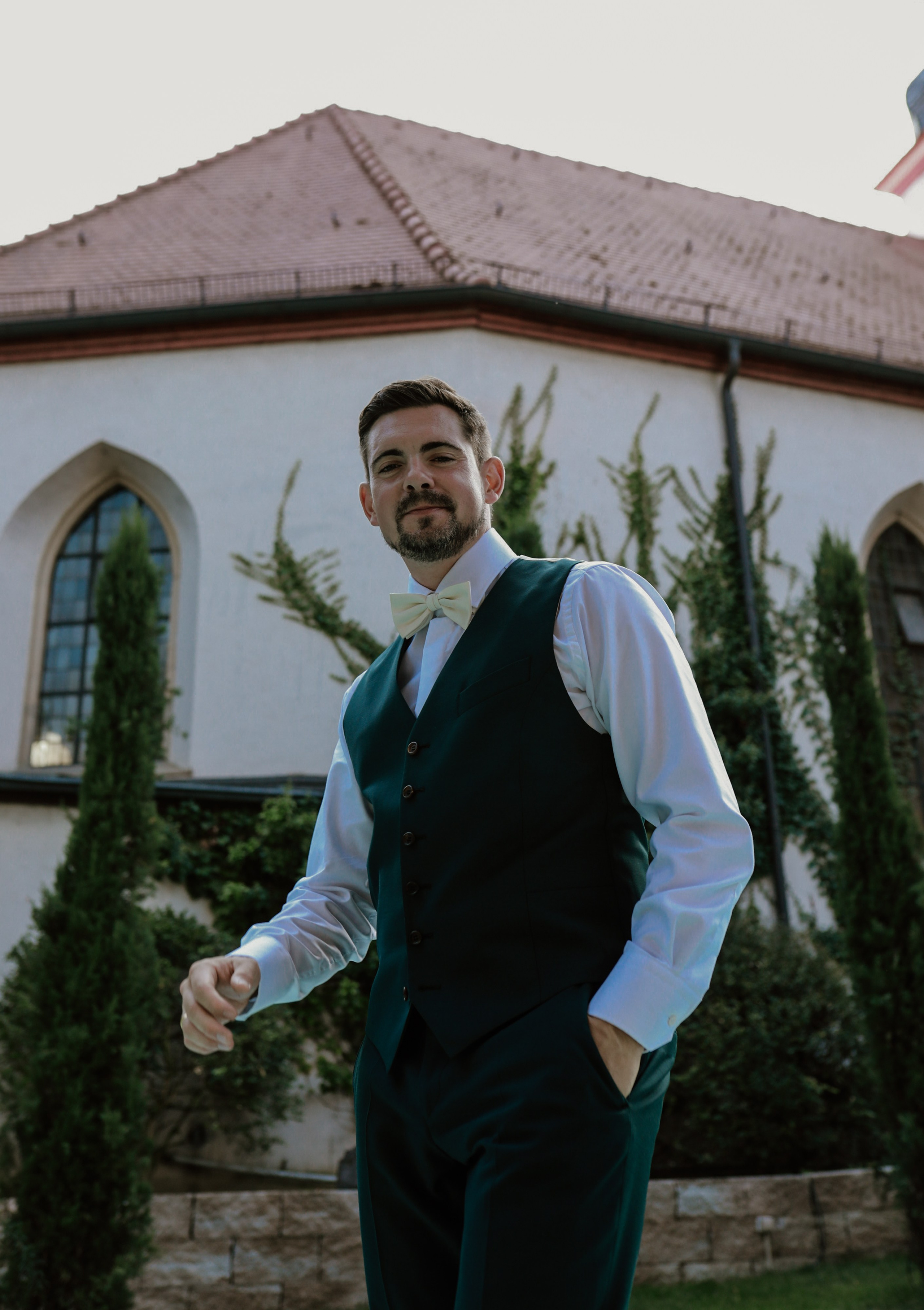 Natürliche Paarfotos im Morrhof mit mediterraner Architektur 