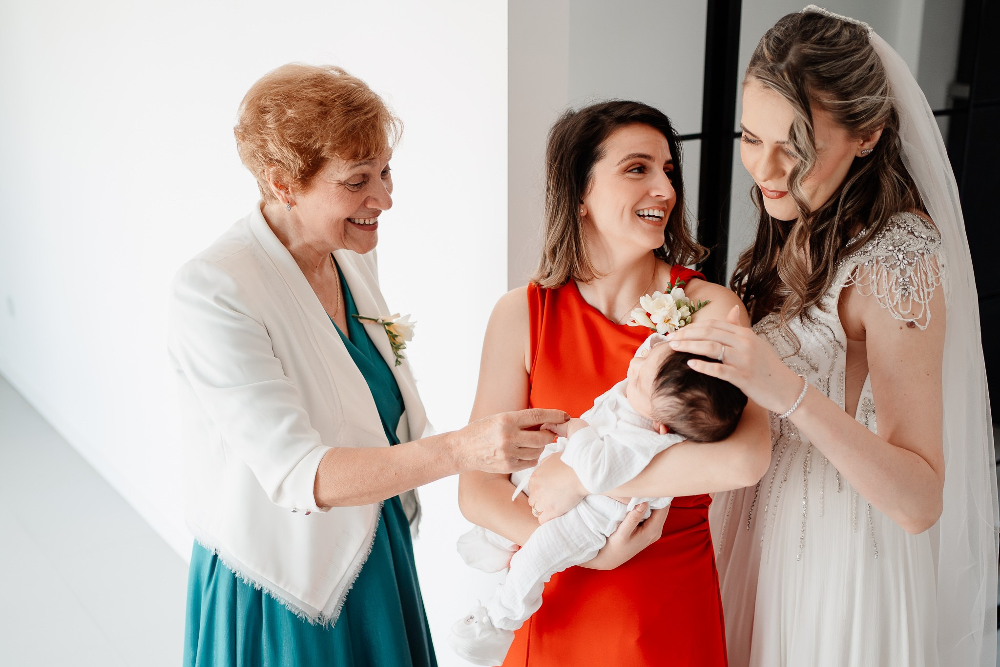 Moment emoționant între miri în ziua nunții, surprins într-un cadru natural și romantic, la Grădina Lahovari. Fotografie de nuntă profesională, editată artistic pentru a evidenția emoția și eleganța evenimentului.