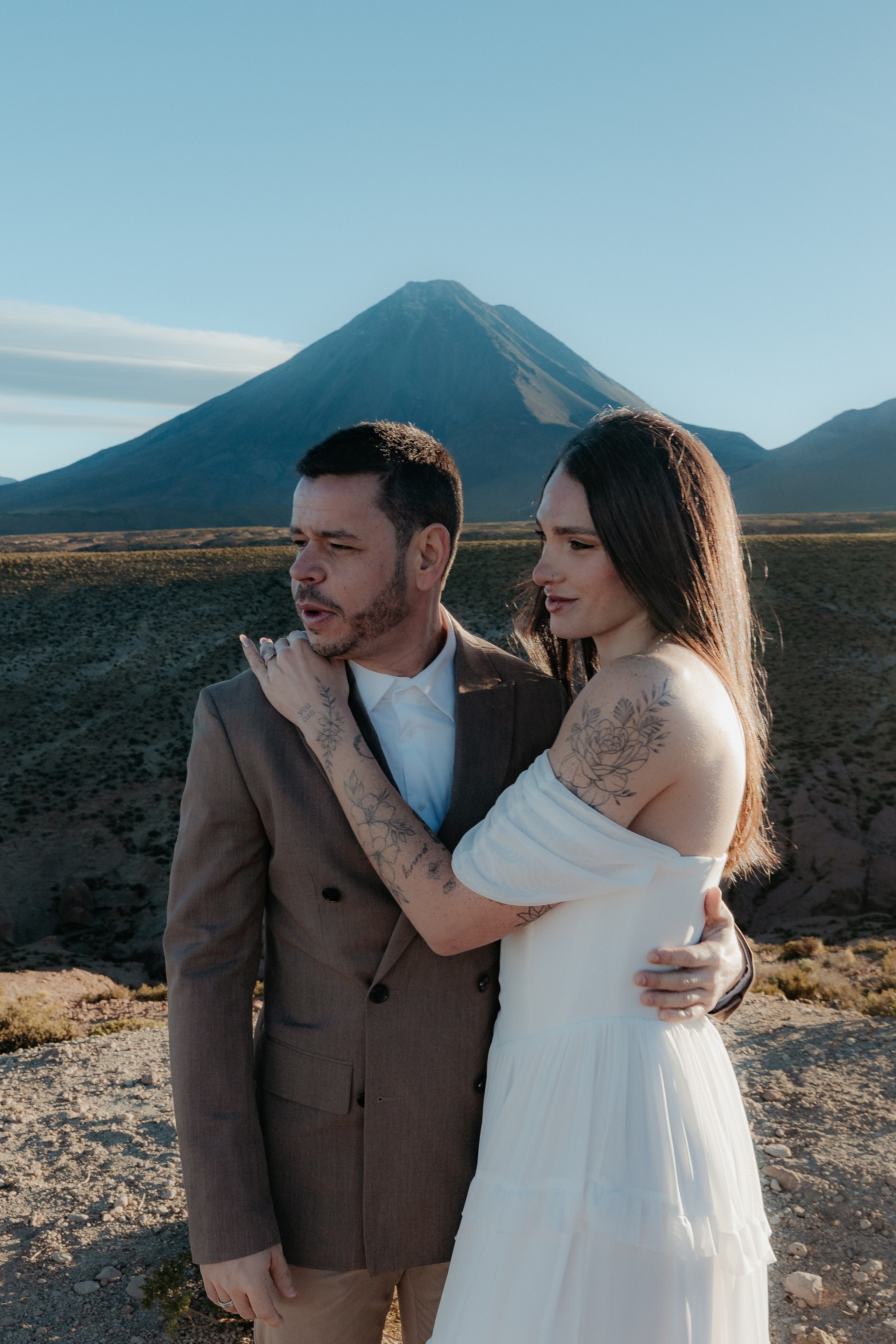 Pre-wedding no mirante do vulcão Licancabur. Photographer in San Pedro de Atacama