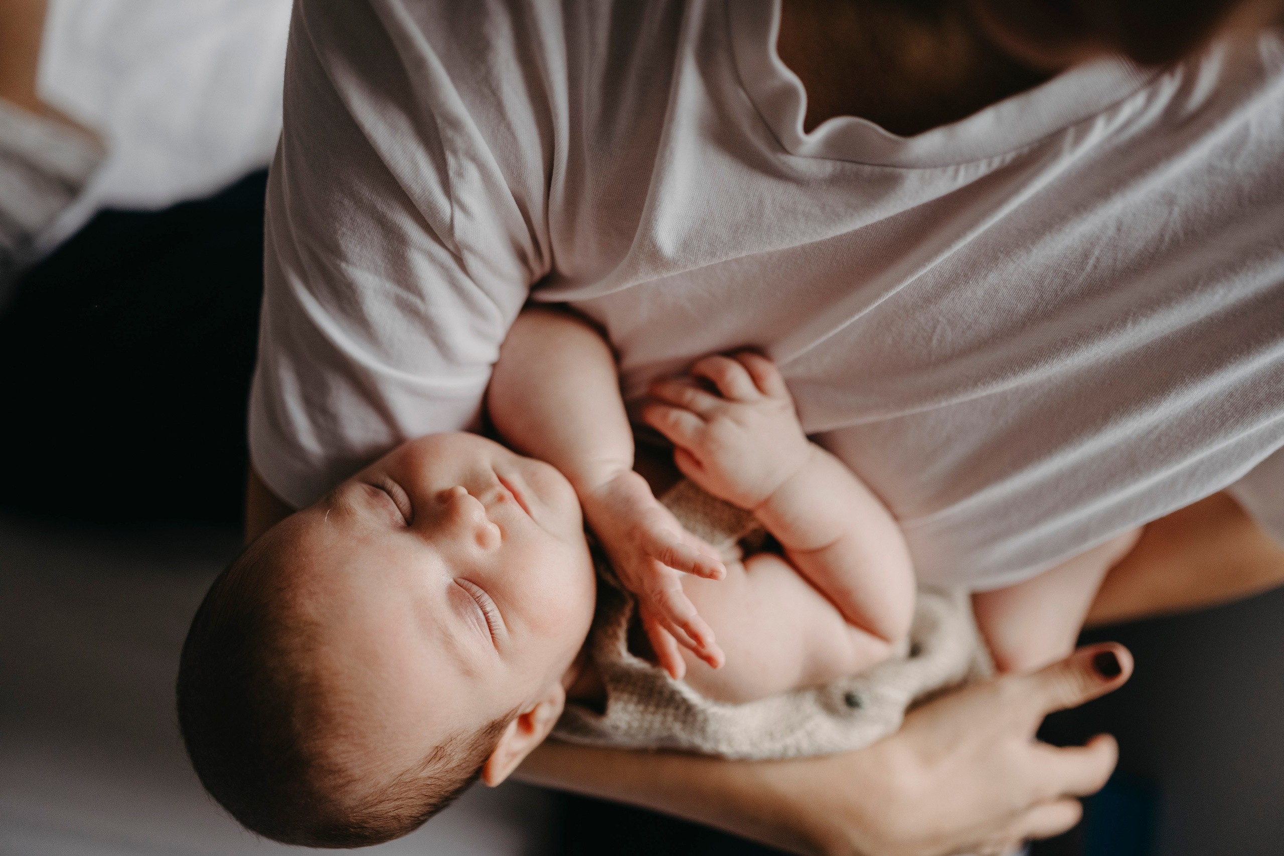 Bojana, Marko i Eva — fotografisanje bebe kod kuce. Deciji i porodicni fotograf u Beogradu Oksana Skendzic