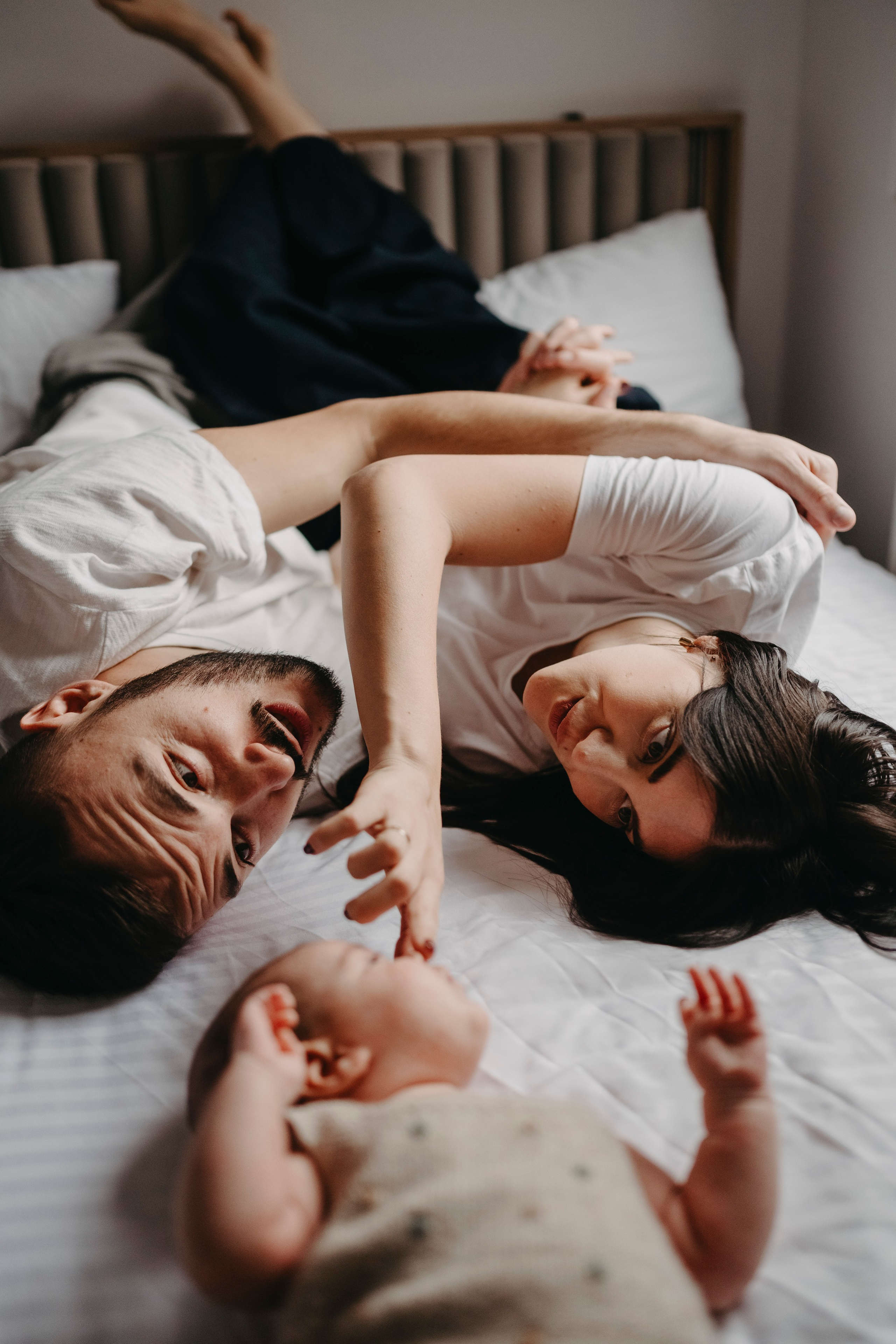 Bojana, Marko i Eva — fotografisanje bebe kod kuce. Deciji i porodicni fotograf u Beogradu Oksana Skendzic