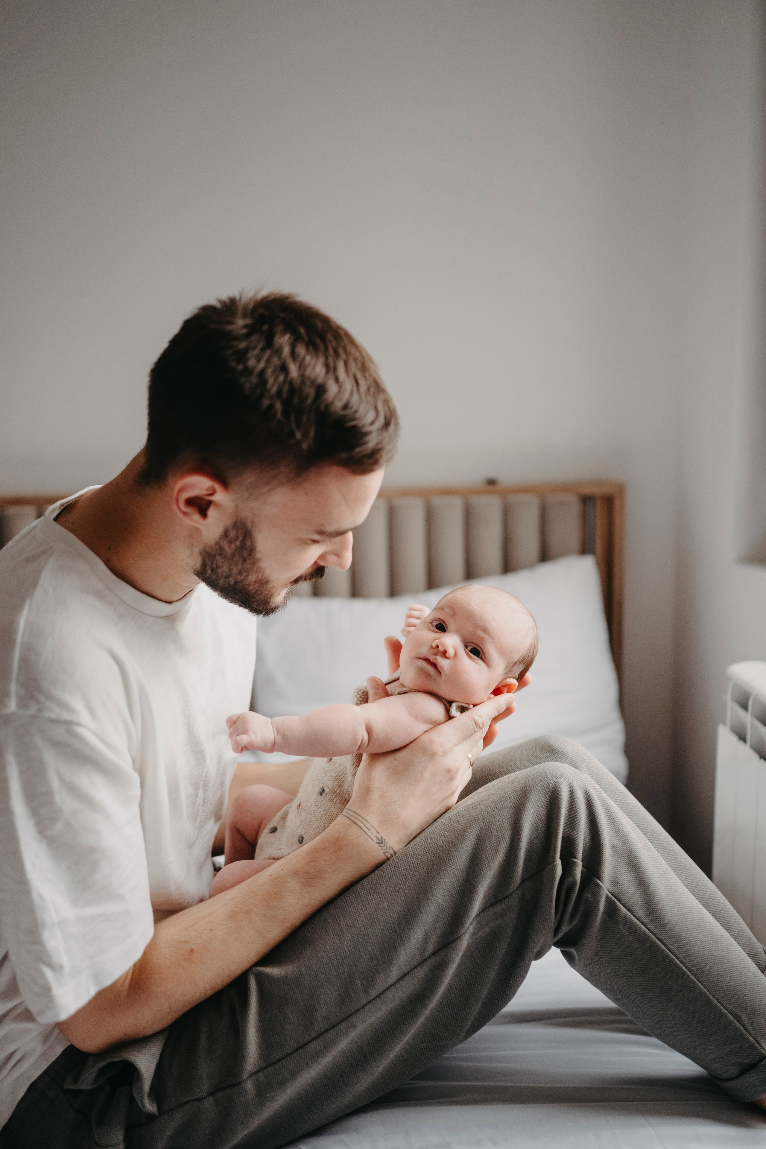 Bojana, Marko i Eva — fotografisanje bebe kod kuce. Deciji i porodicni fotograf u Beogradu Oksana Skendzic