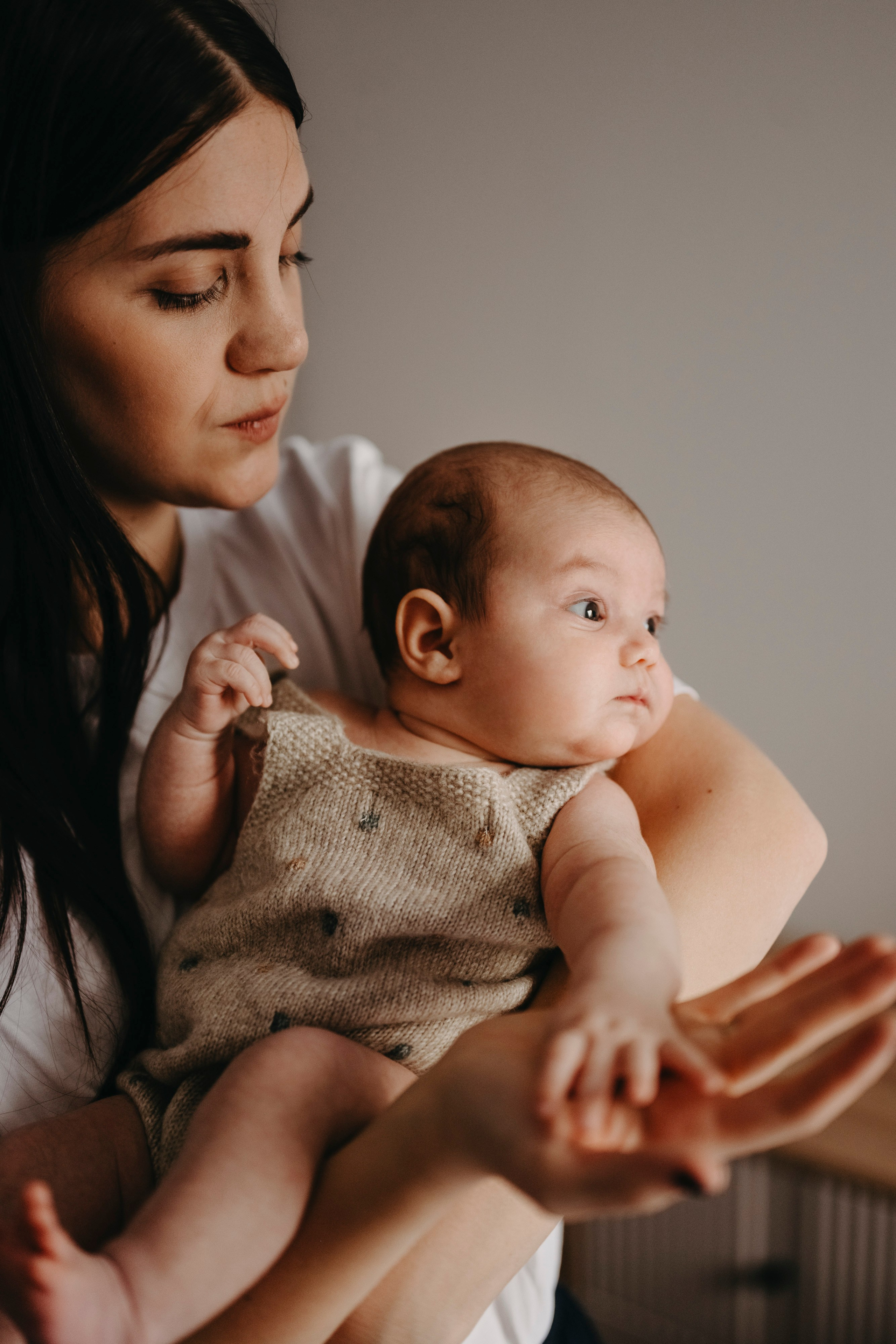Bojana, Marko i Eva — fotografisanje bebe kod kuce. Deciji i porodicni fotograf u Beogradu Oksana Skendzic