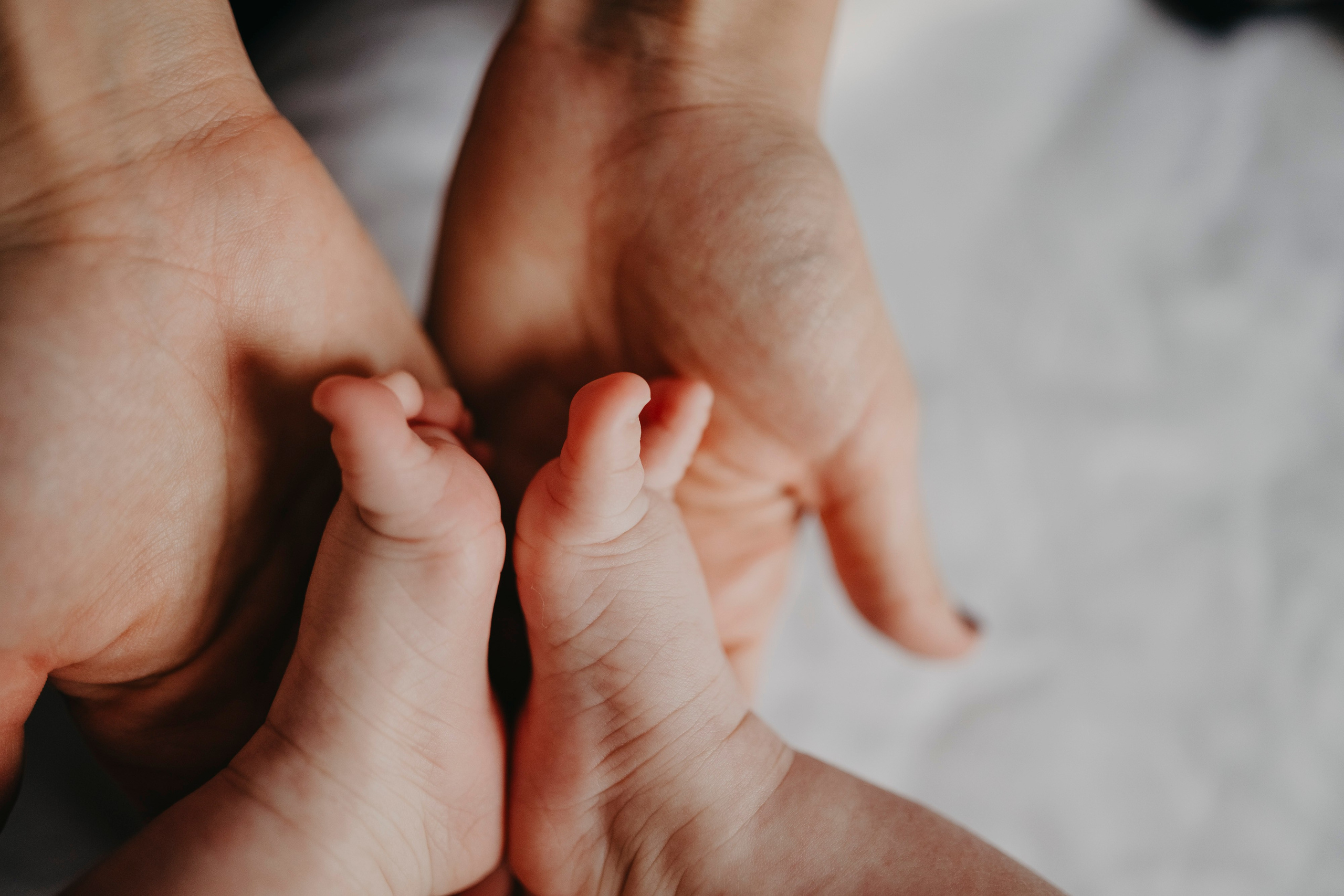 Bojana, Marko i Eva — fotografisanje bebe kod kuce. Deciji i porodicni fotograf u Beogradu Oksana Skendzic