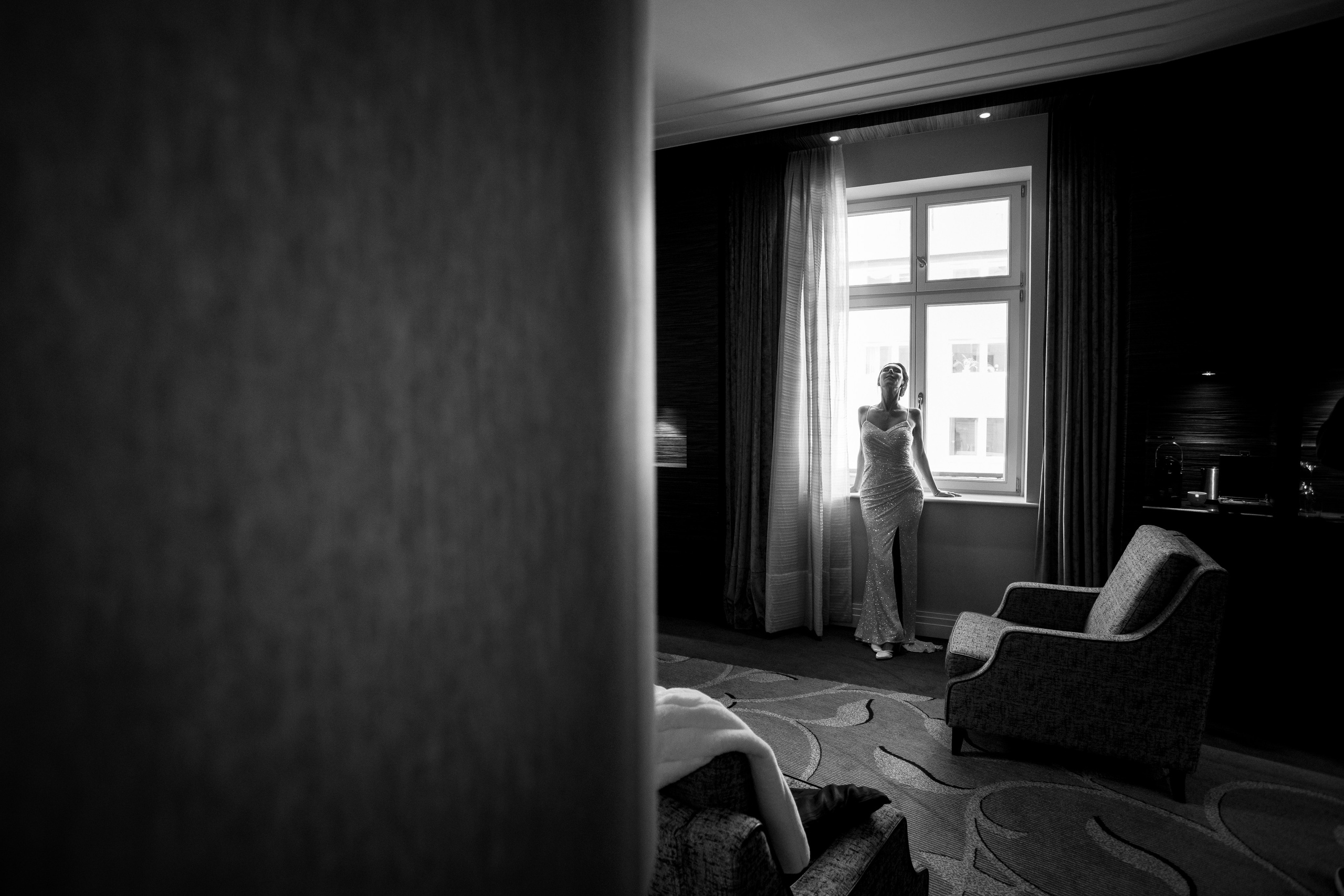 Künstlerisches Schwarz-Weiß-Porträt der Braut im Hotelzimmer