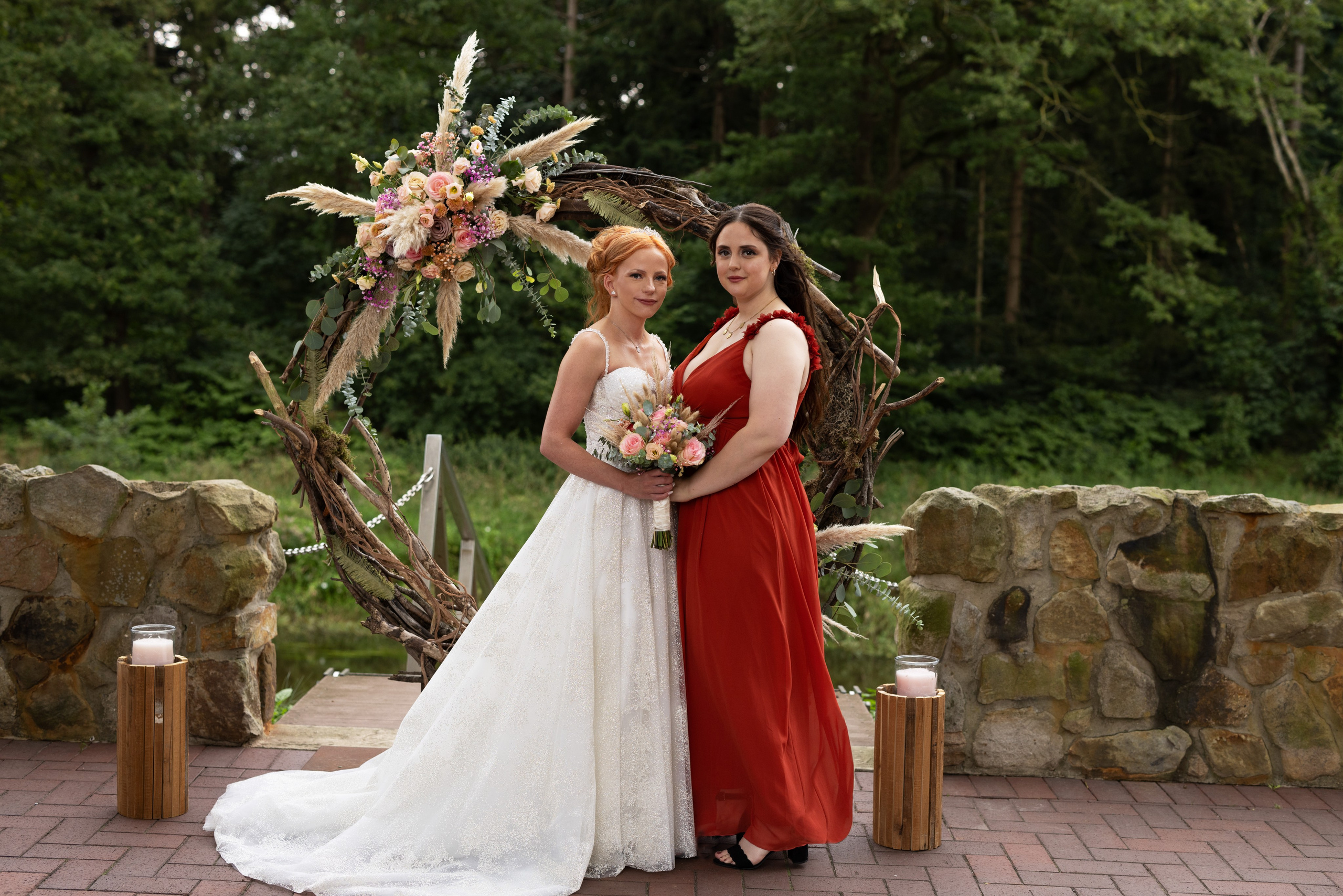 Hochzeitstrauung im Grünen: Yvonne und Denis sagen 'Ja' im Artland Kotten, Quakenbrück, vor einer rustikalen Kulisse.“
