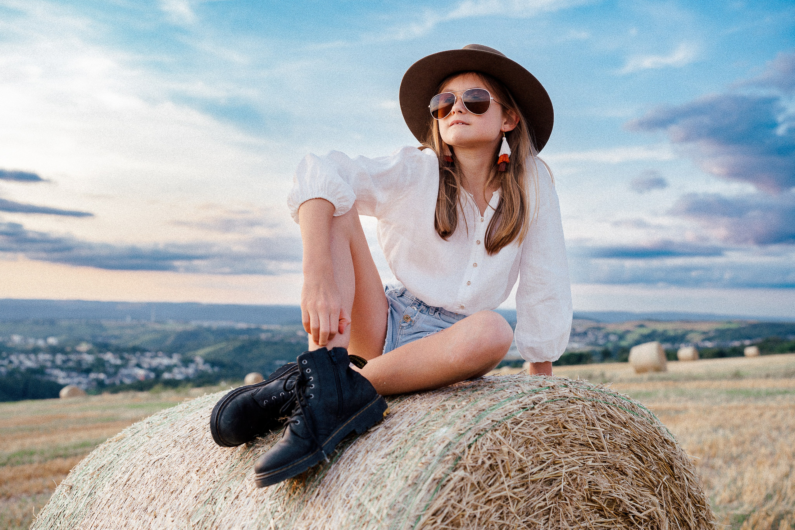 Summer evening fields. Familien, Portrait und Konzeptualfotografie in Genf, Schweiz
