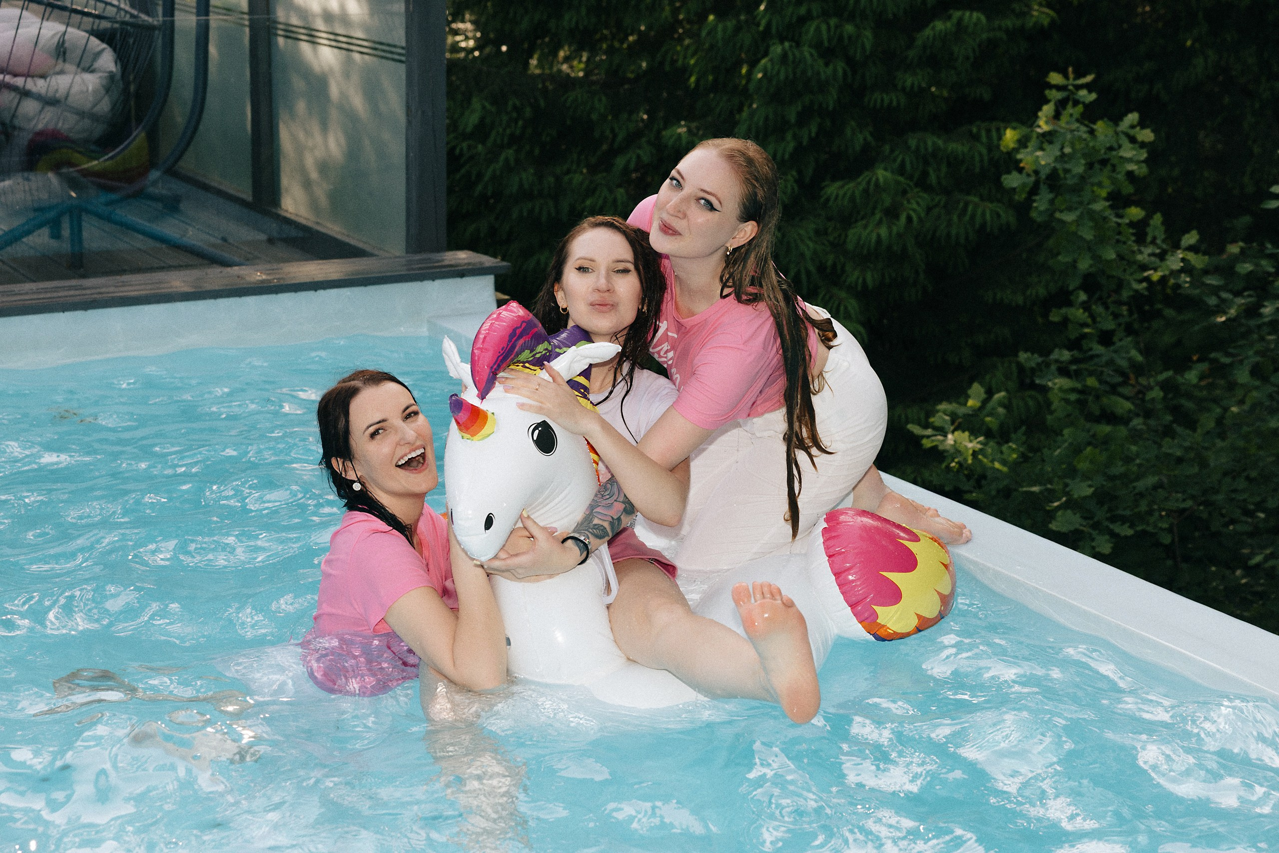 Яркая фотосессия девичника в Риге: розовые наряды и очки в форме сердца. Евгений Тимофеев | Свадебный и контент-фотограф и видеограф в Риге