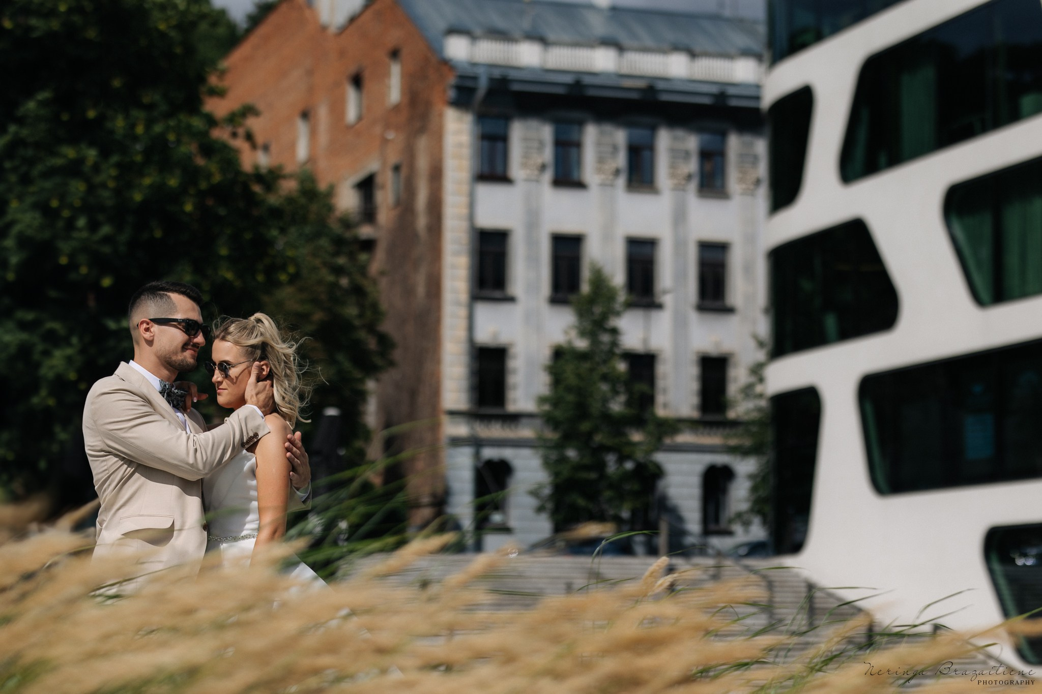 Vestuvinė fotosesija Kaune, Vienybės aikštėje, prie Lietuvos banko