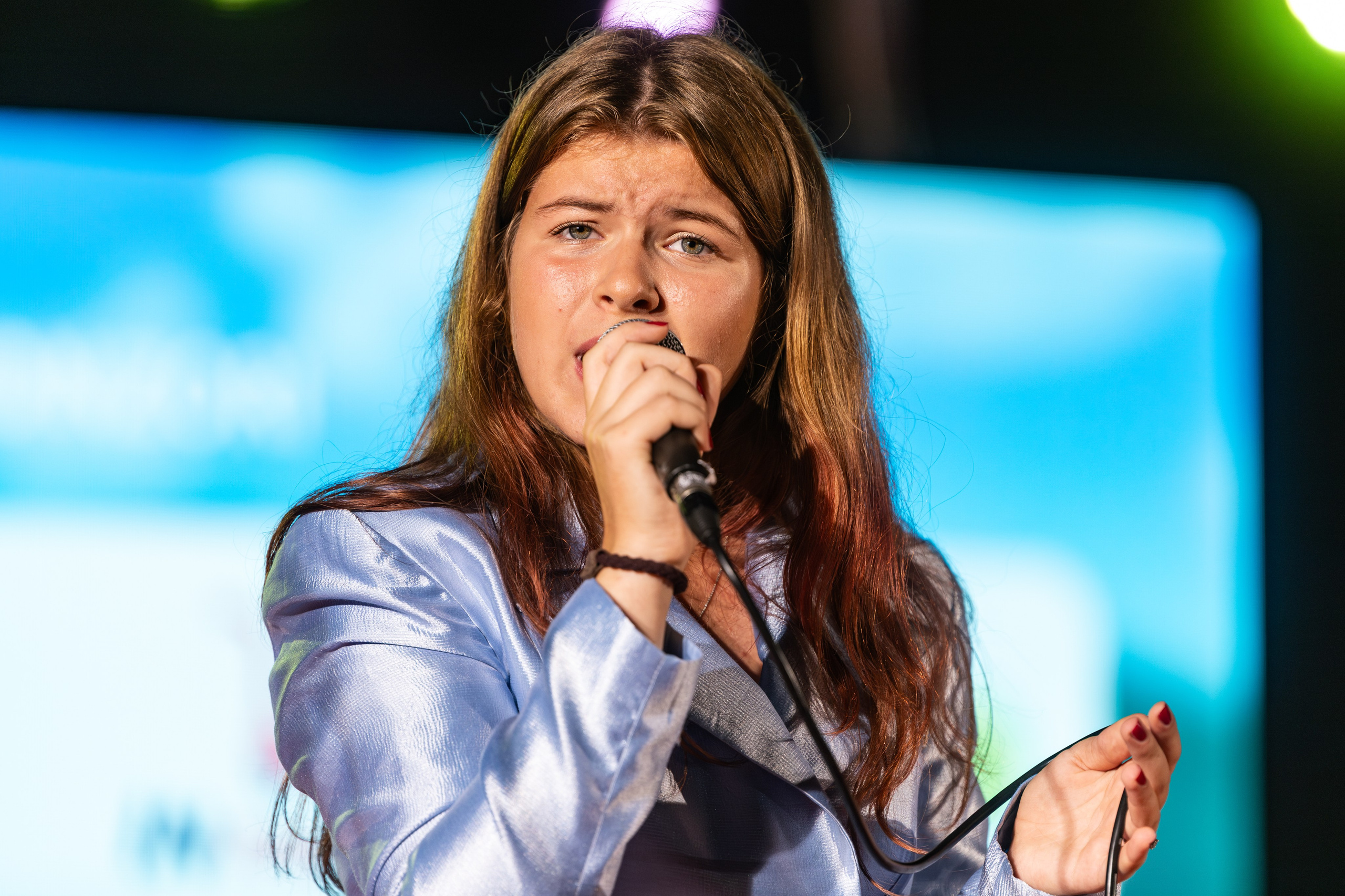 Fotografije takmičenja pjevača amatera na festivalu Tarčinske ljetne večeri u organizaciji KUD-a Ivan Planina, prikazuju nastupe učesnika na pozornici, scensku rasvjetu i atmosferu festivala.