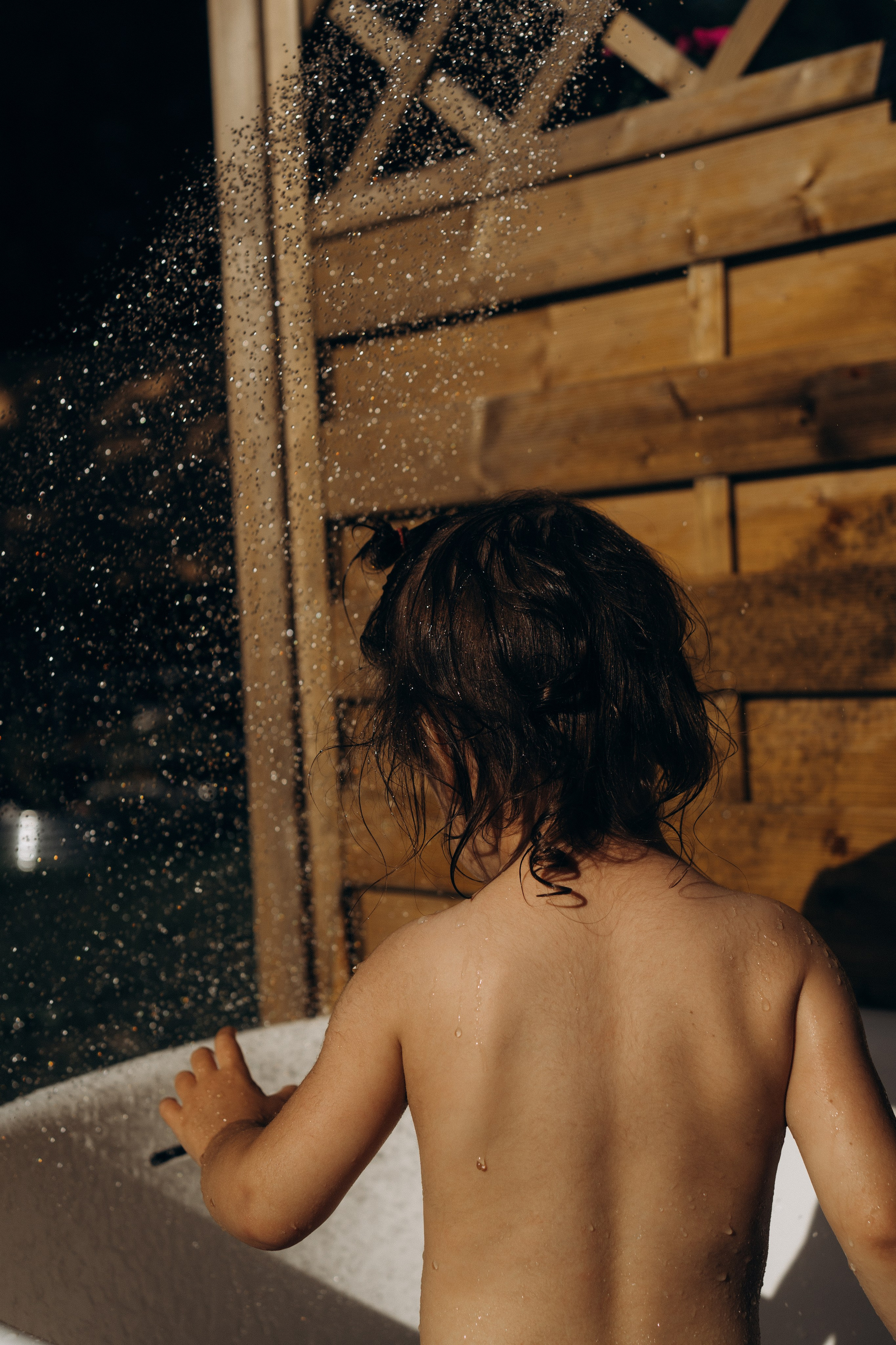 Spakly splashes. Family photographer in Helsinki, Victoria Guadagno