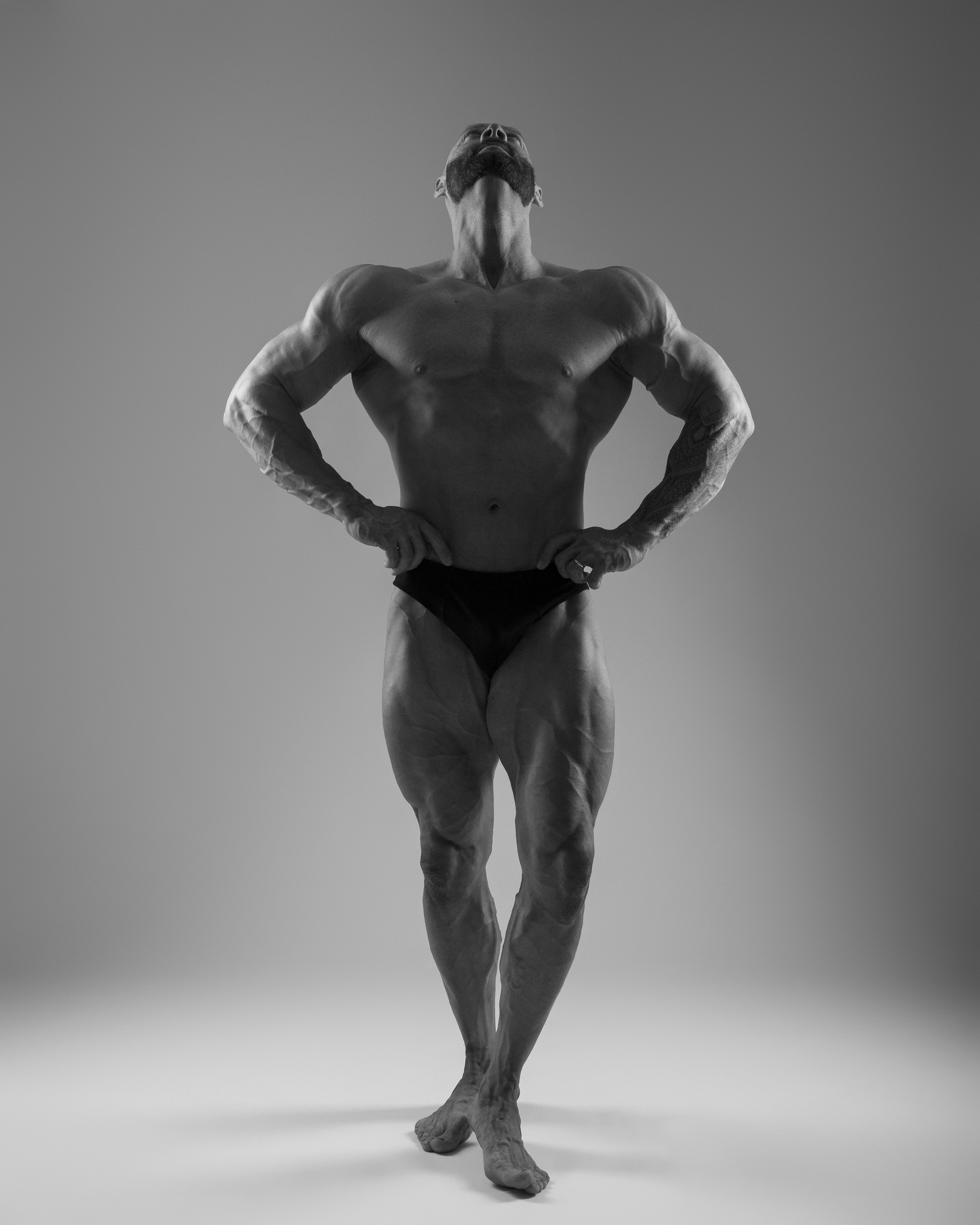 Studio-Portrait eines Bodybuilders mit perfekter Muskeldefinition
