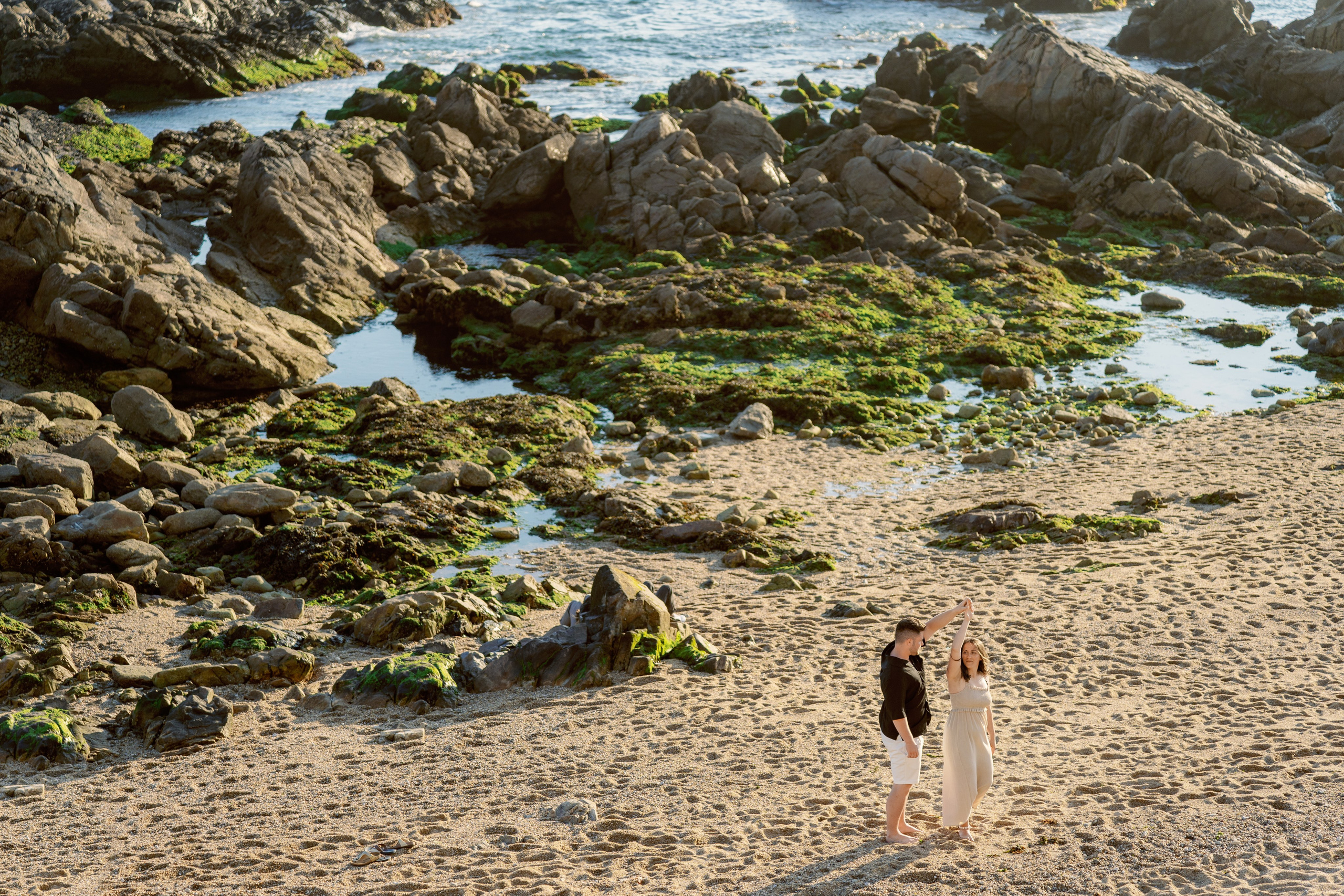 LOVE STORY ON THE BEACH. Photographer in Portugal Polina Gotovaya