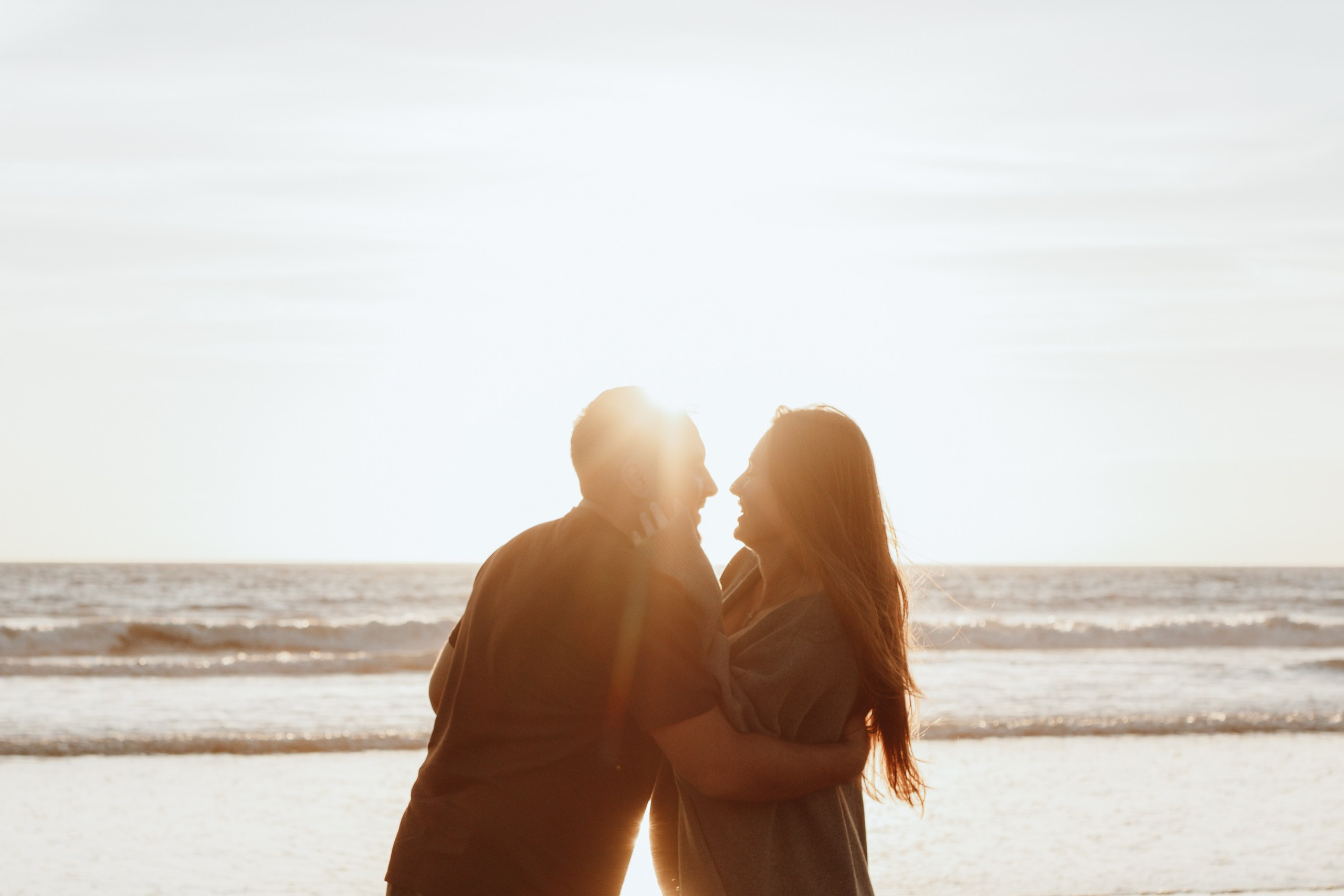 Sunset maternity photoshoot. Annah Louwagie — Lifestyle photographer for couples, families & brands | France & worldwide
