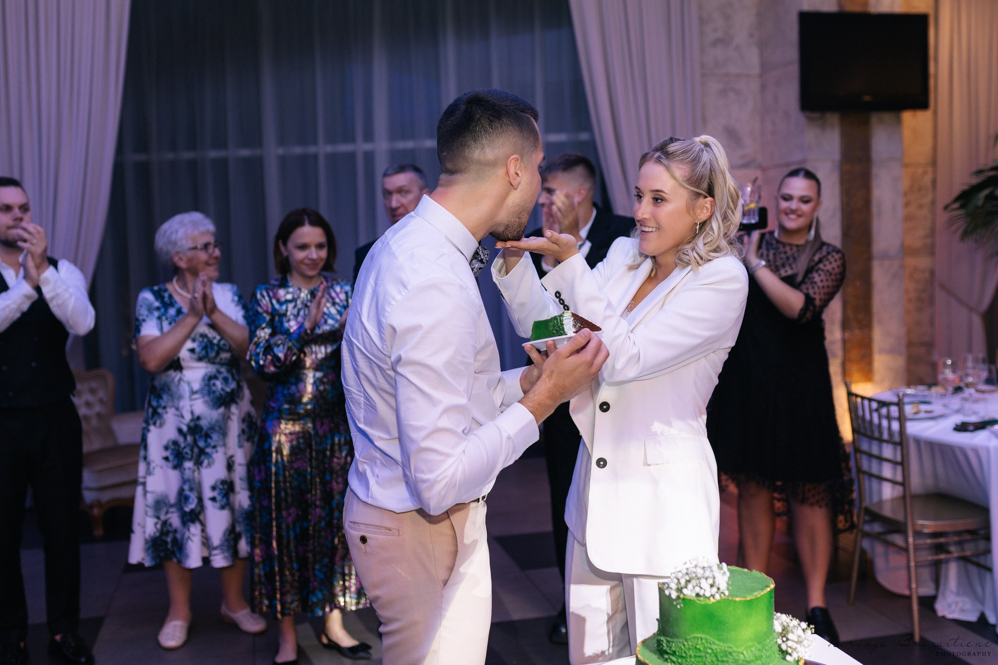 Vestuvinė fotosesija Kaune, Vienybės aikštėje, prie Lietuvos banko