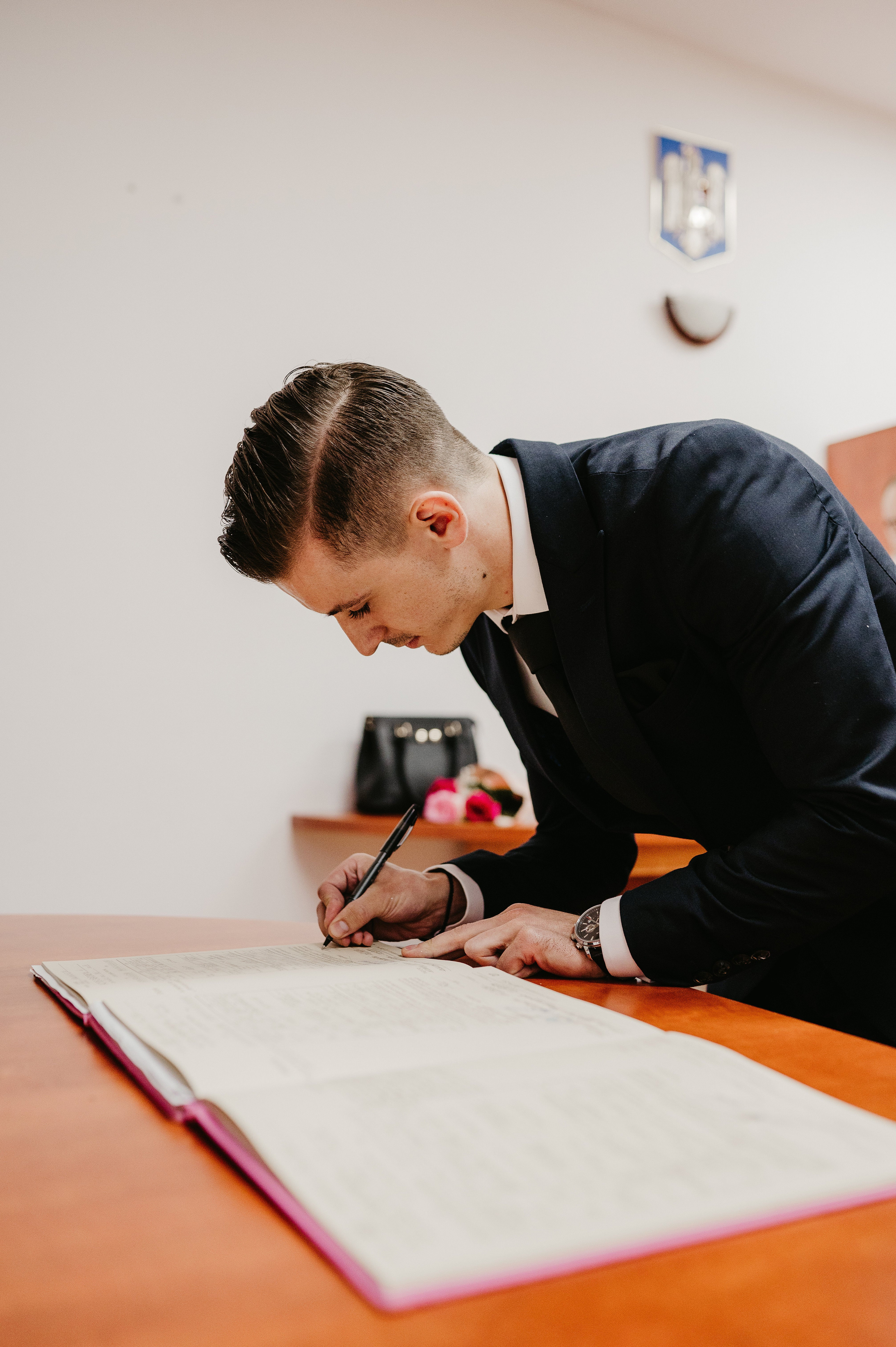 Cununie civila sub cerul ploios - Vezi fotografiile. Valentin Melen - fotograf de nunta 🤍