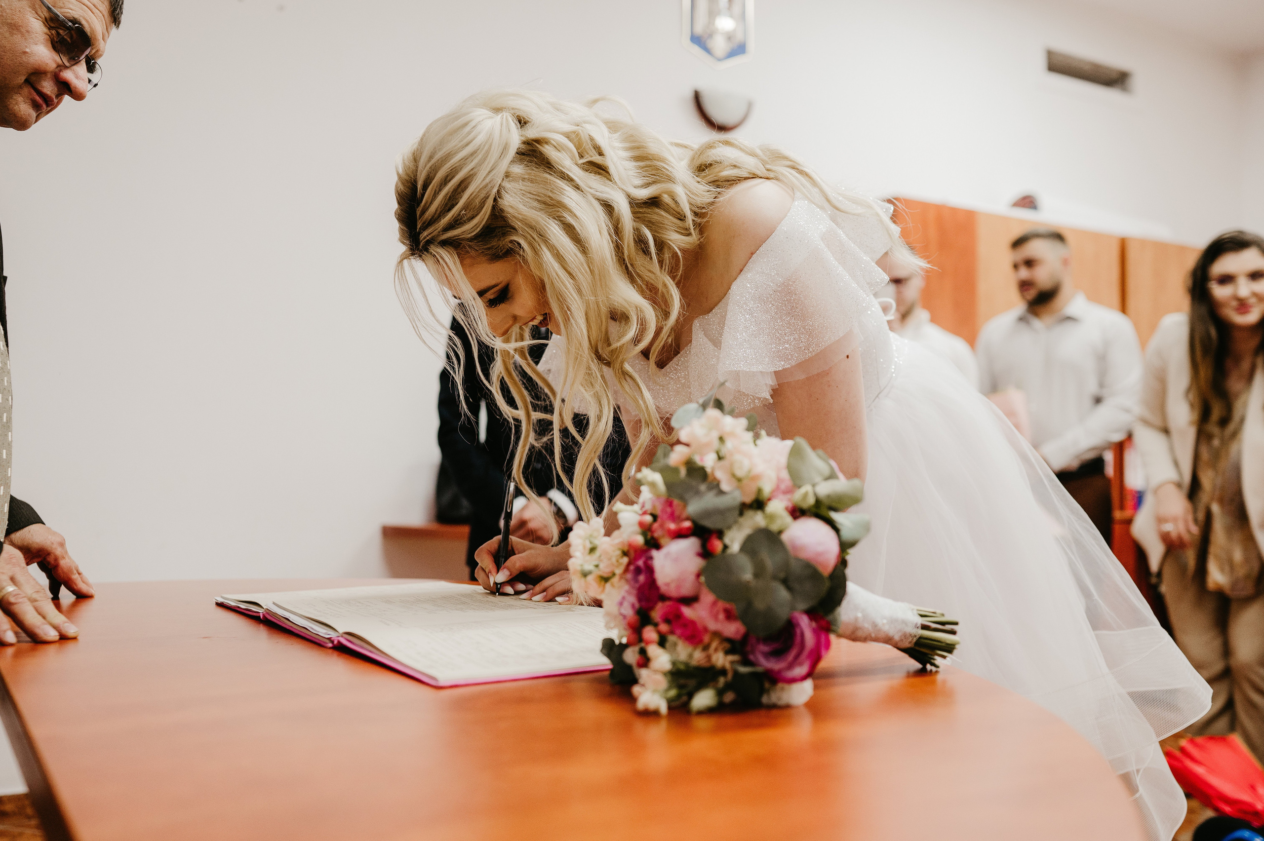 Cununie civila sub cerul ploios - Vezi fotografiile. Valentin Melen - fotograf de nunta 🤍