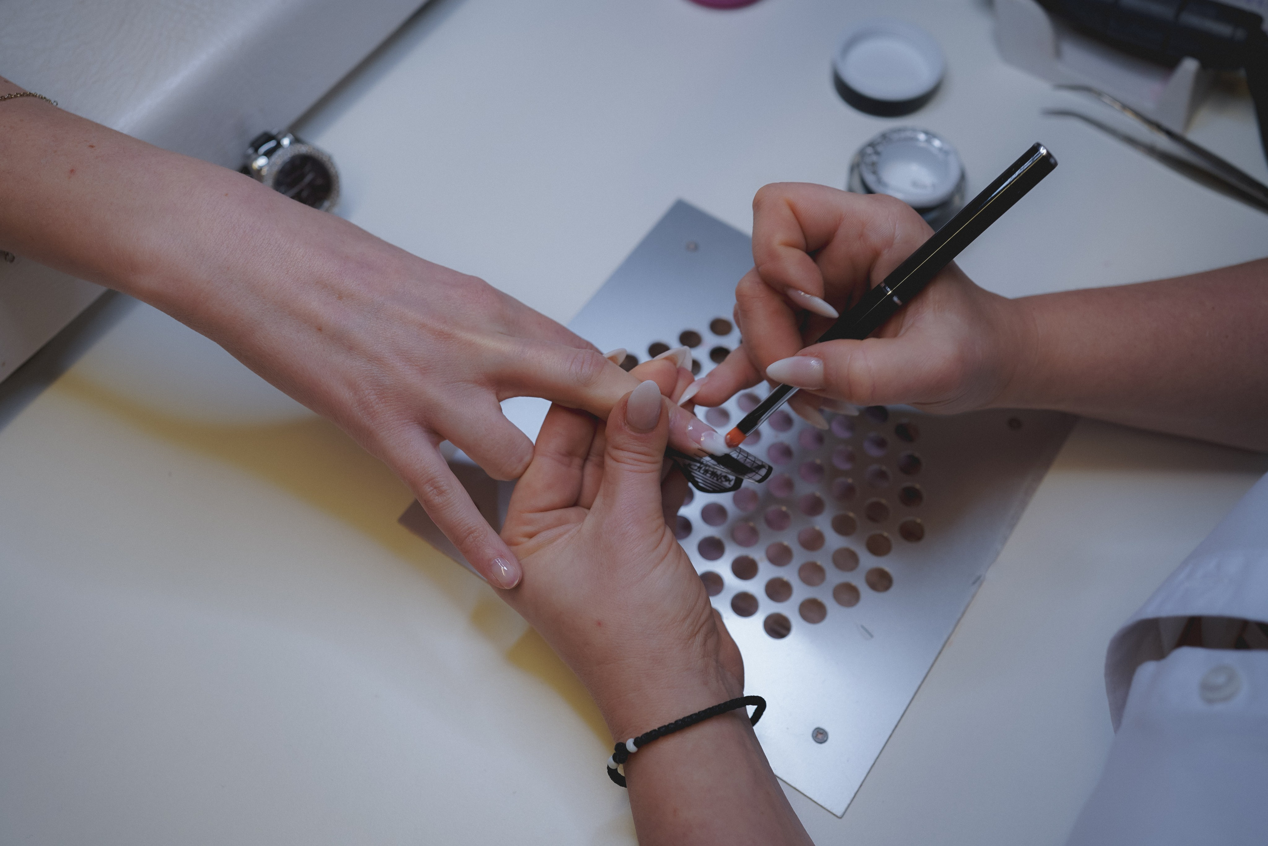 Professionelle Nagelmodellierungs-Schulungen in Stuttgart Gel-Lack-System & Maniküre-Kurse | Beauty Academy Stuttgart Kombi-Maniküre & Pedik. Beauty Studio Perfekto