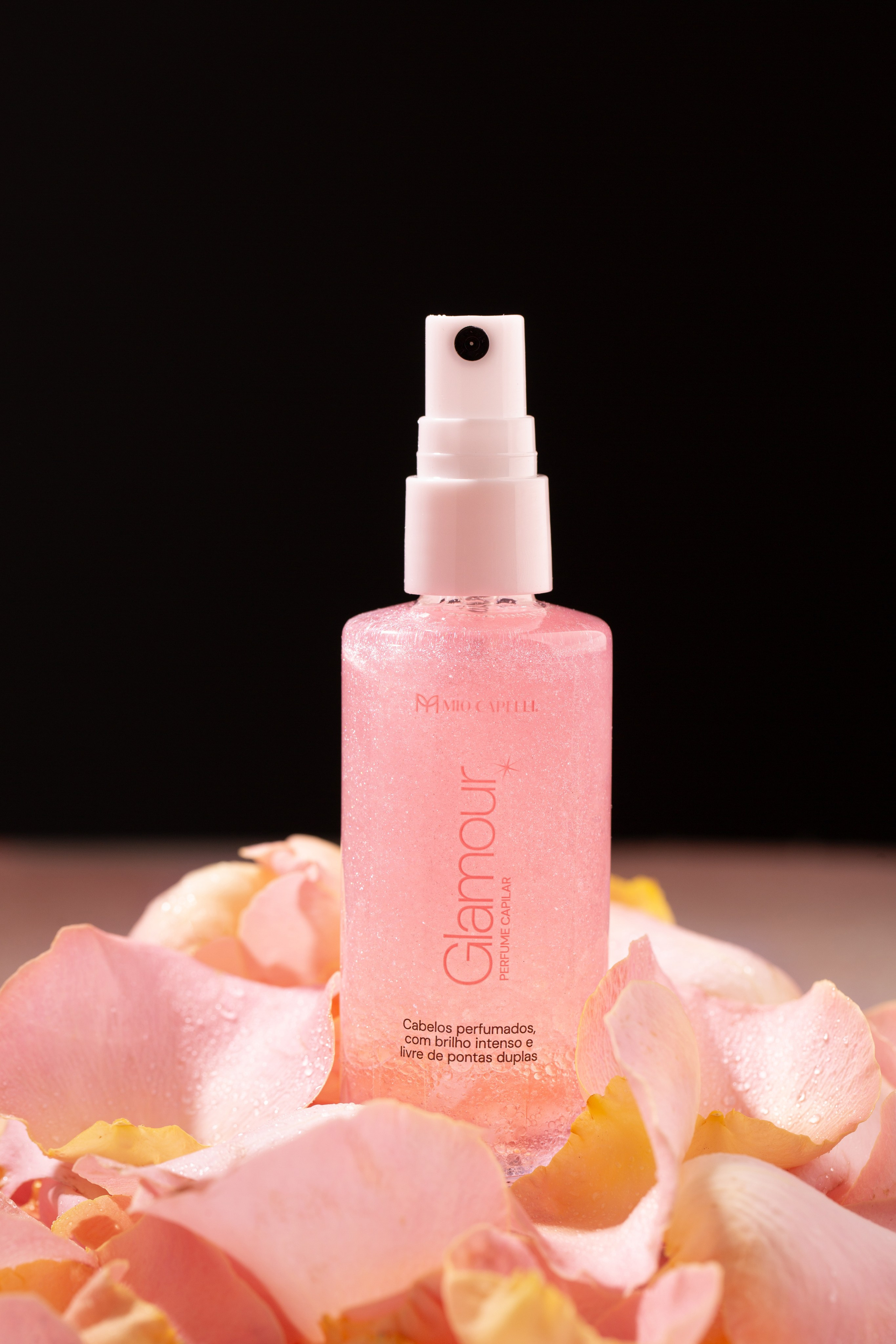 Imagem de um frasco elegante de óleo capilar com embalagem minimalista, destacando a textura brilhante do produto.