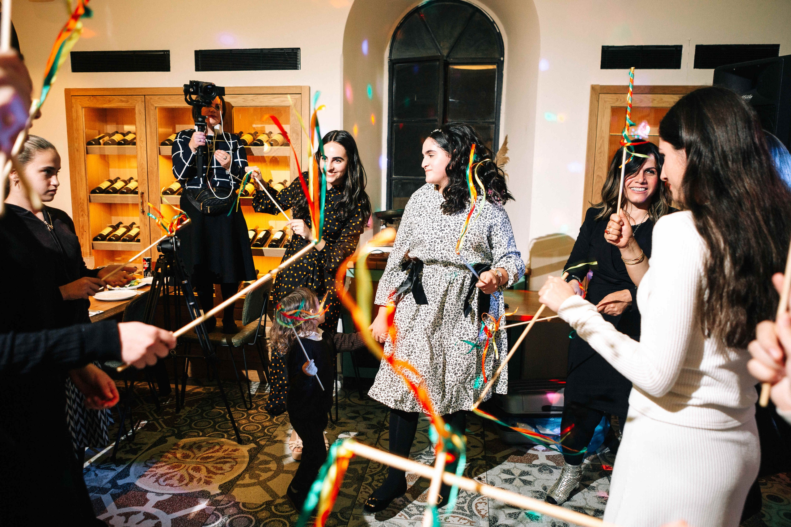 PARTY IN A RESTAURANT WITH THE WHOLE FAMILY. Https://shi-photo.com/