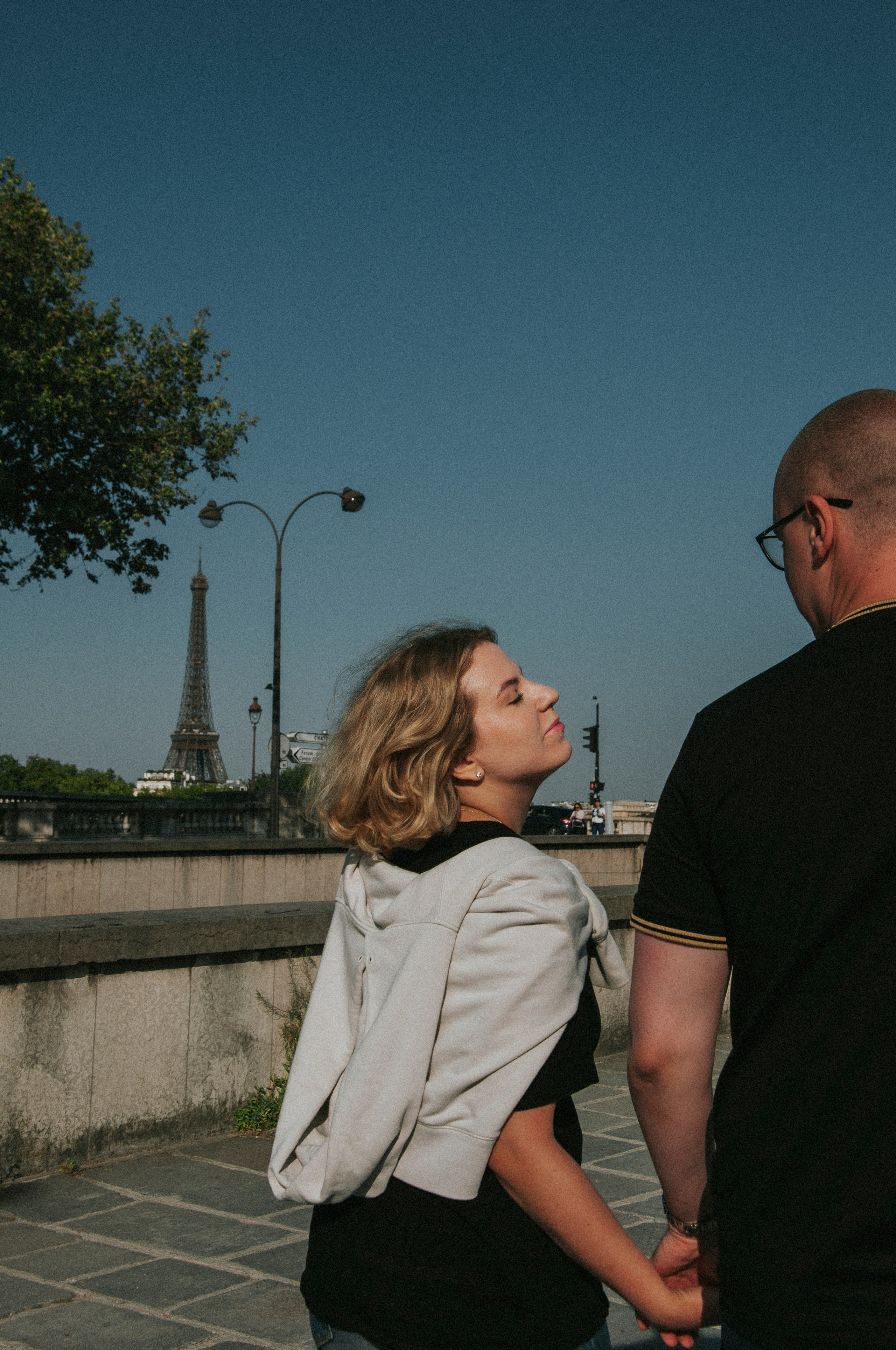 Couple photoshoot near the Louvre. Paris photographer — Polina Osipova