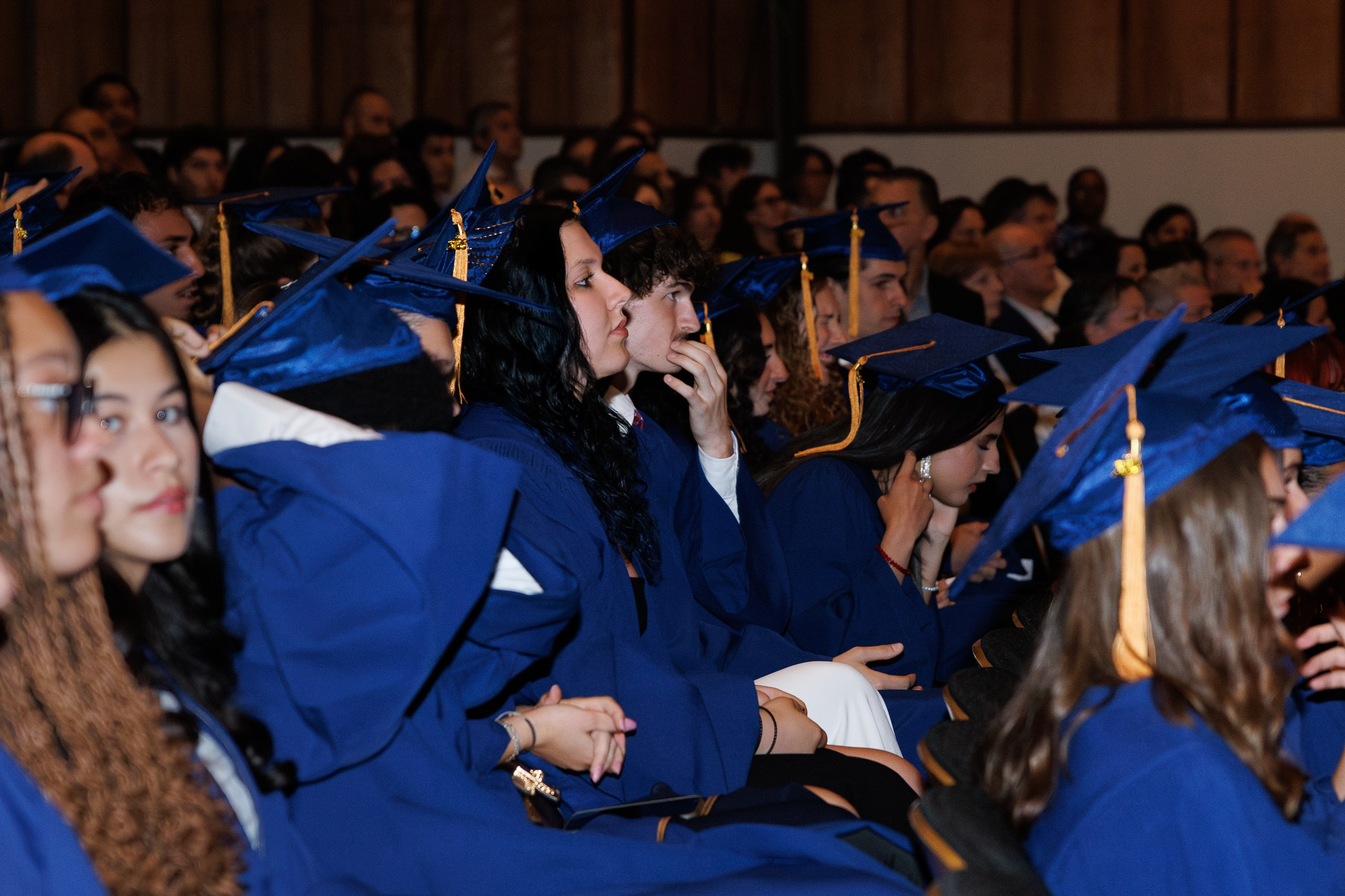 Sophie — The 2026 Graduation Ceremony. Je suis photographe portraitiste et je réalise des portraits à toutes les étapes de votre vie! Bienvenue dans mon studio à Westmount, Qc