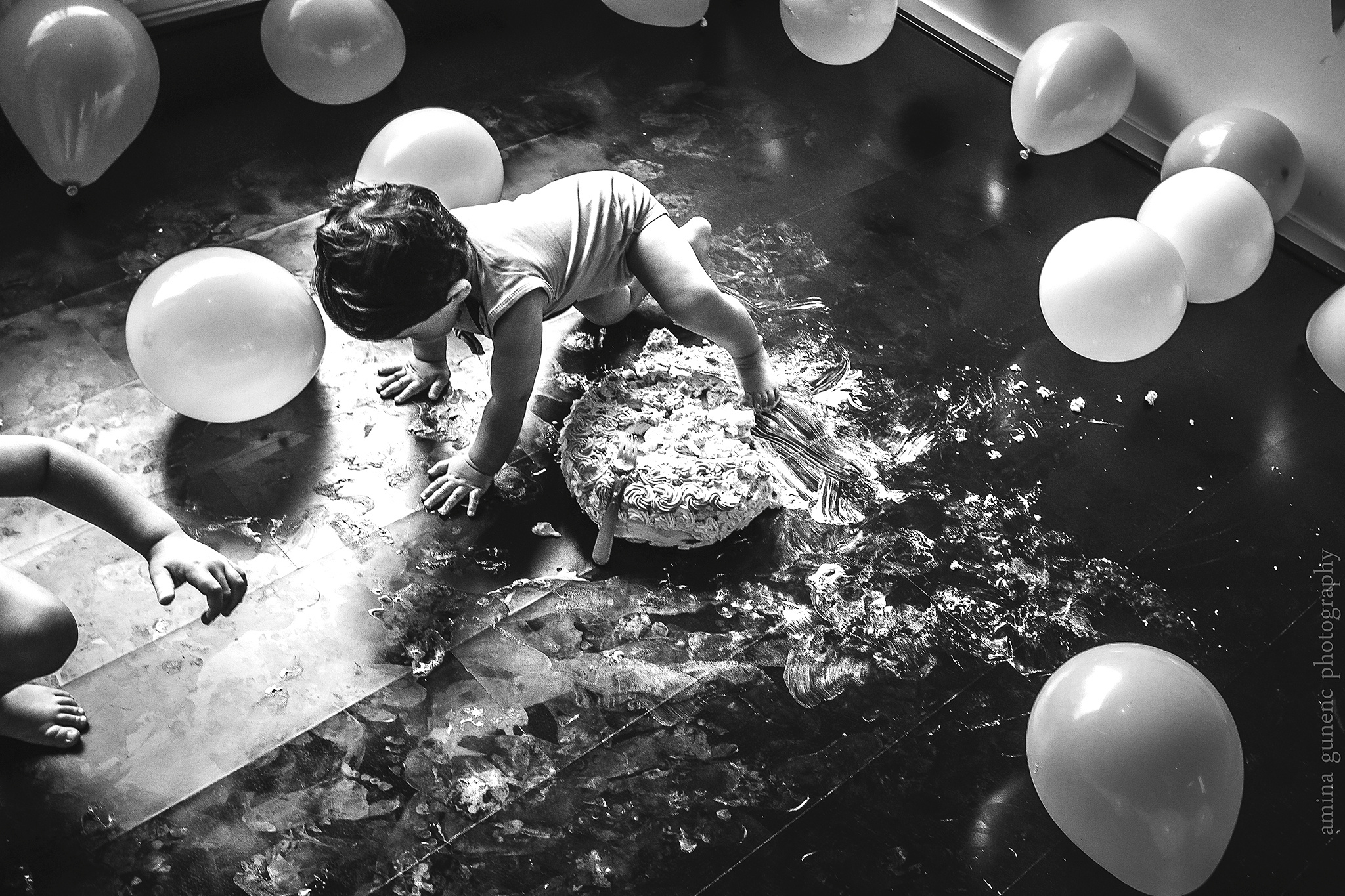 Story about one NOT IDEAL Birthday party ;). Amina Gunenc - bruiloft- en familie fotograaf in Nederland