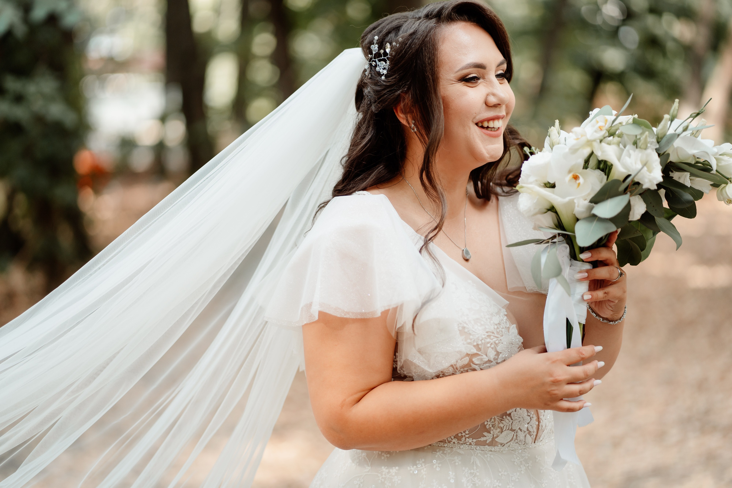 Moment emoționant între miri în ziua nunții, surprins într-un cadru natural și romantic, la Daimon Events. Fotografie de nuntă profesională, editată artistic pentru a evidenția emoția și eleganța evenimentului.