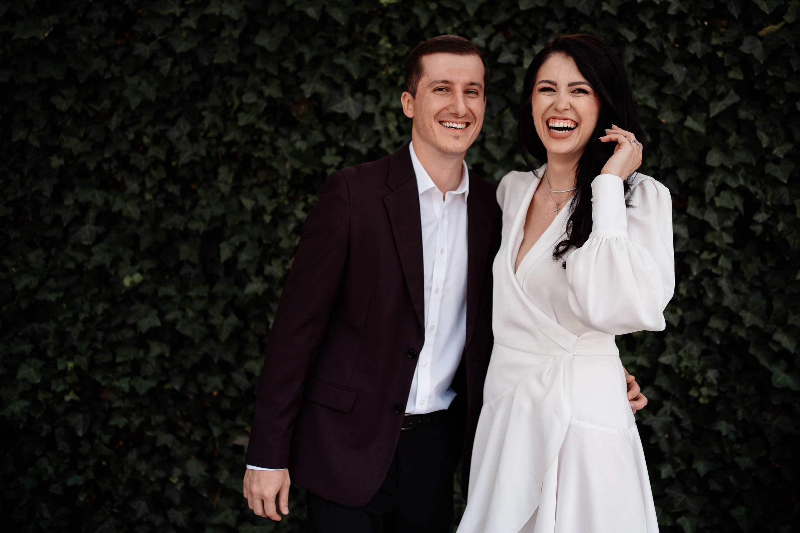 Miri fericiți în fața oficiului stării civile din Bucuresti, Sector 3, celebrând începutul unei noi vieți împreună. Fotografie de cununie civilă, capturând naturalețea și bucuria momentului special.