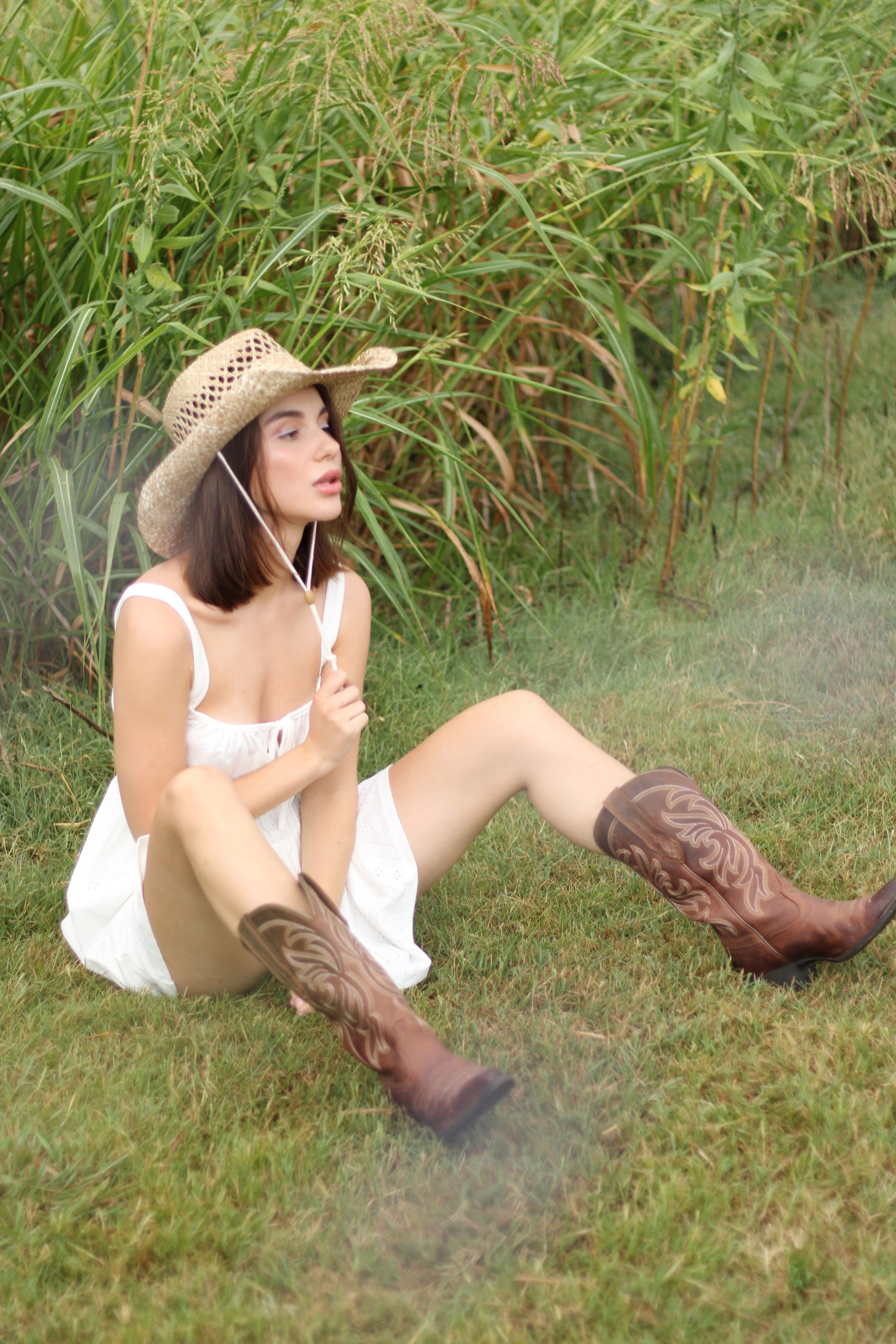 Countryside cowgirl-style portrait photoshoot. Lana Petrychenko — Portrait & Family Photographer. Valencia, Spain