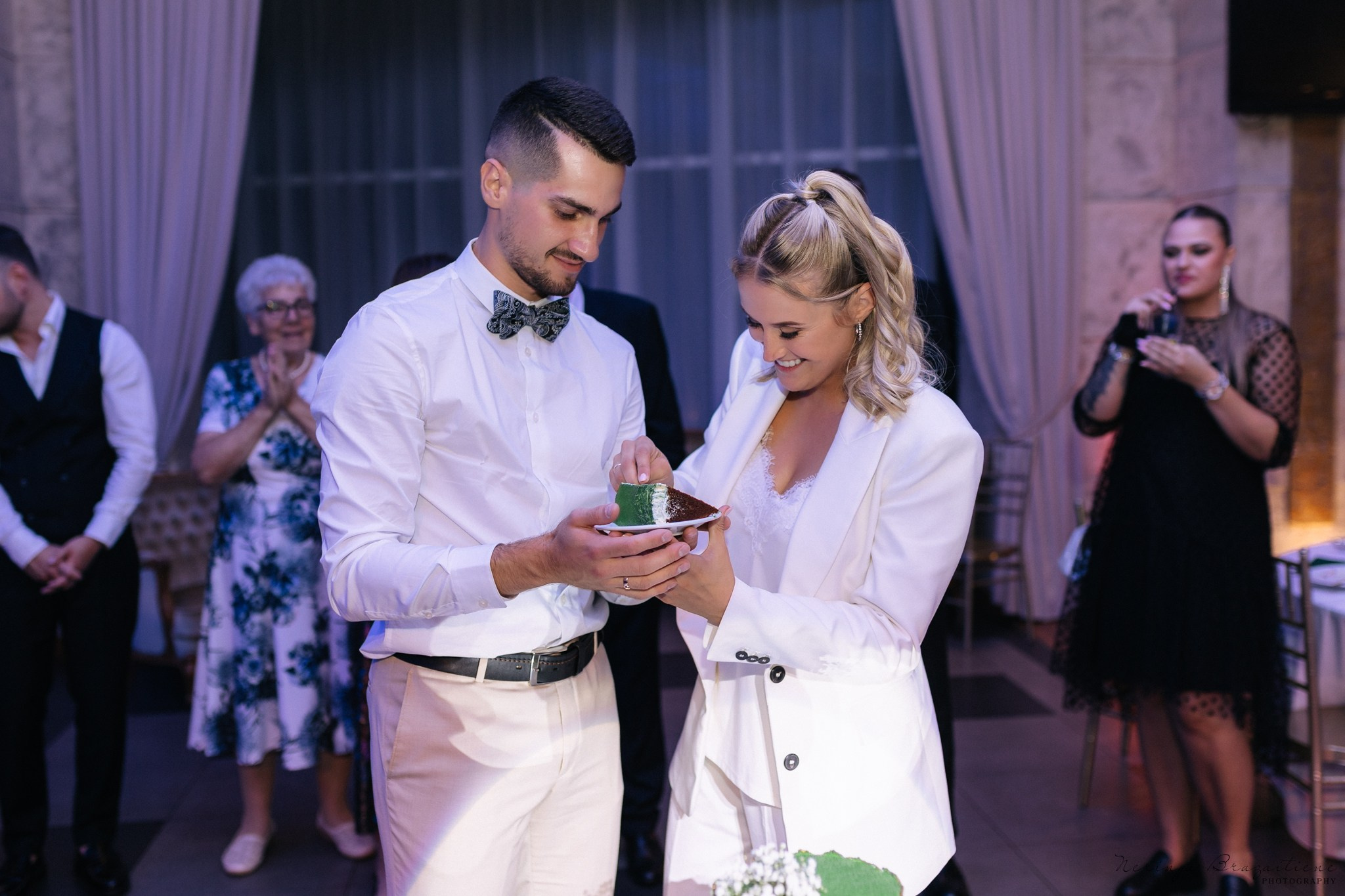 Vestuvinė fotosesija Kaune, Vienybės aikštėje, prie Lietuvos banko