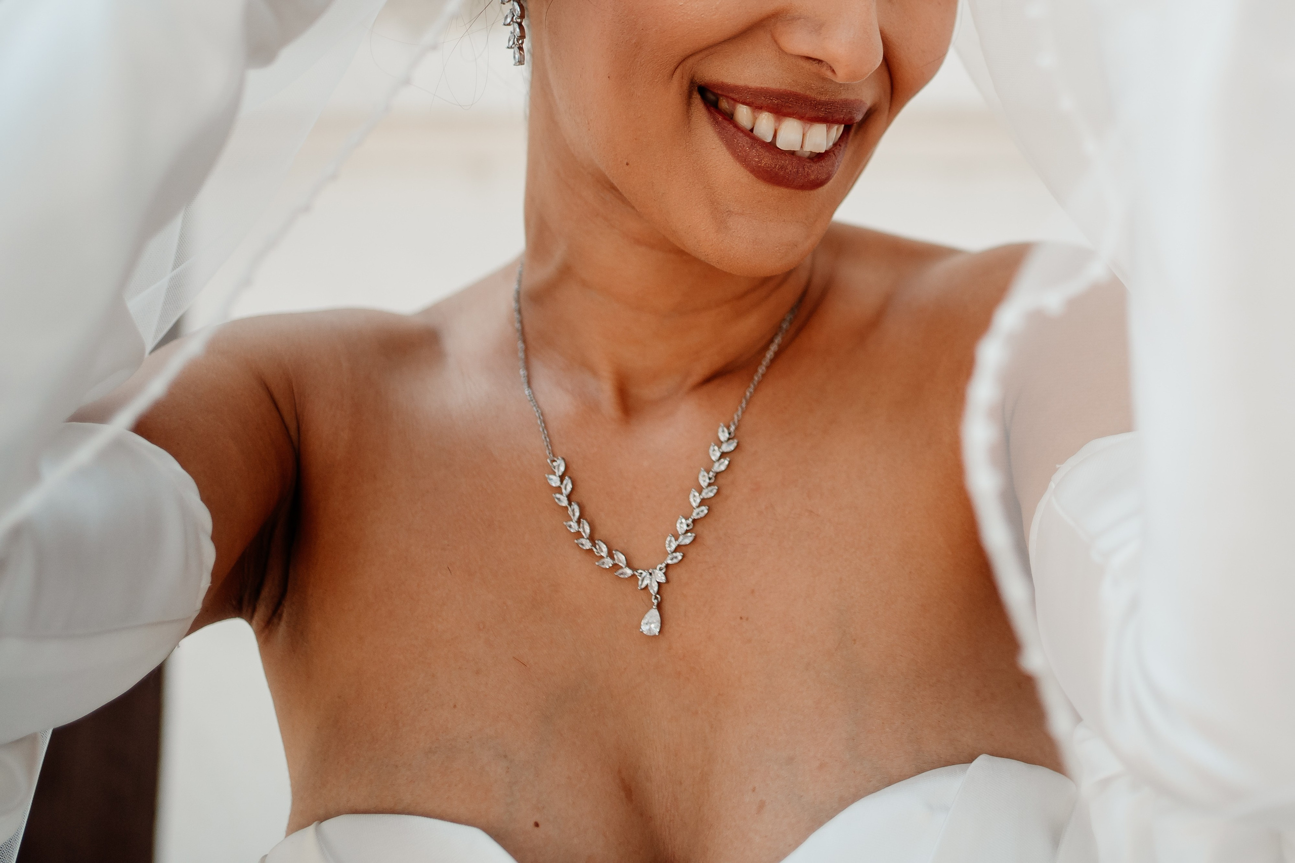 Moment emoționant între miri în ziua nunții, surprins într-un cadru natural și romantic, in Bucuresti. Fotografie de nuntă profesională, editată artistic pentru a evidenția emoția și eleganța evenimentului.