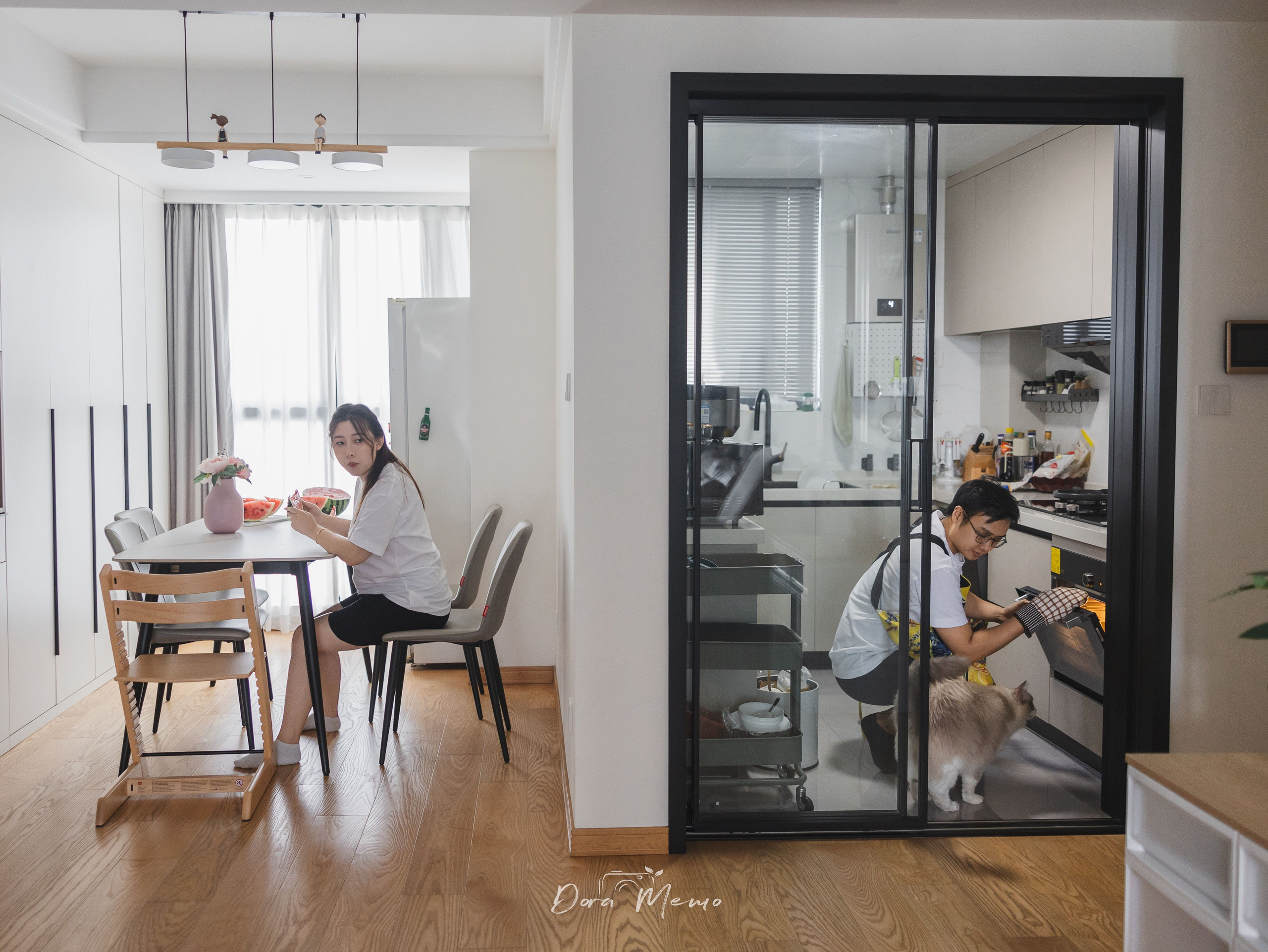 Shanghai Maternity Photographer — At-Home Pregnancy Photos with Cats