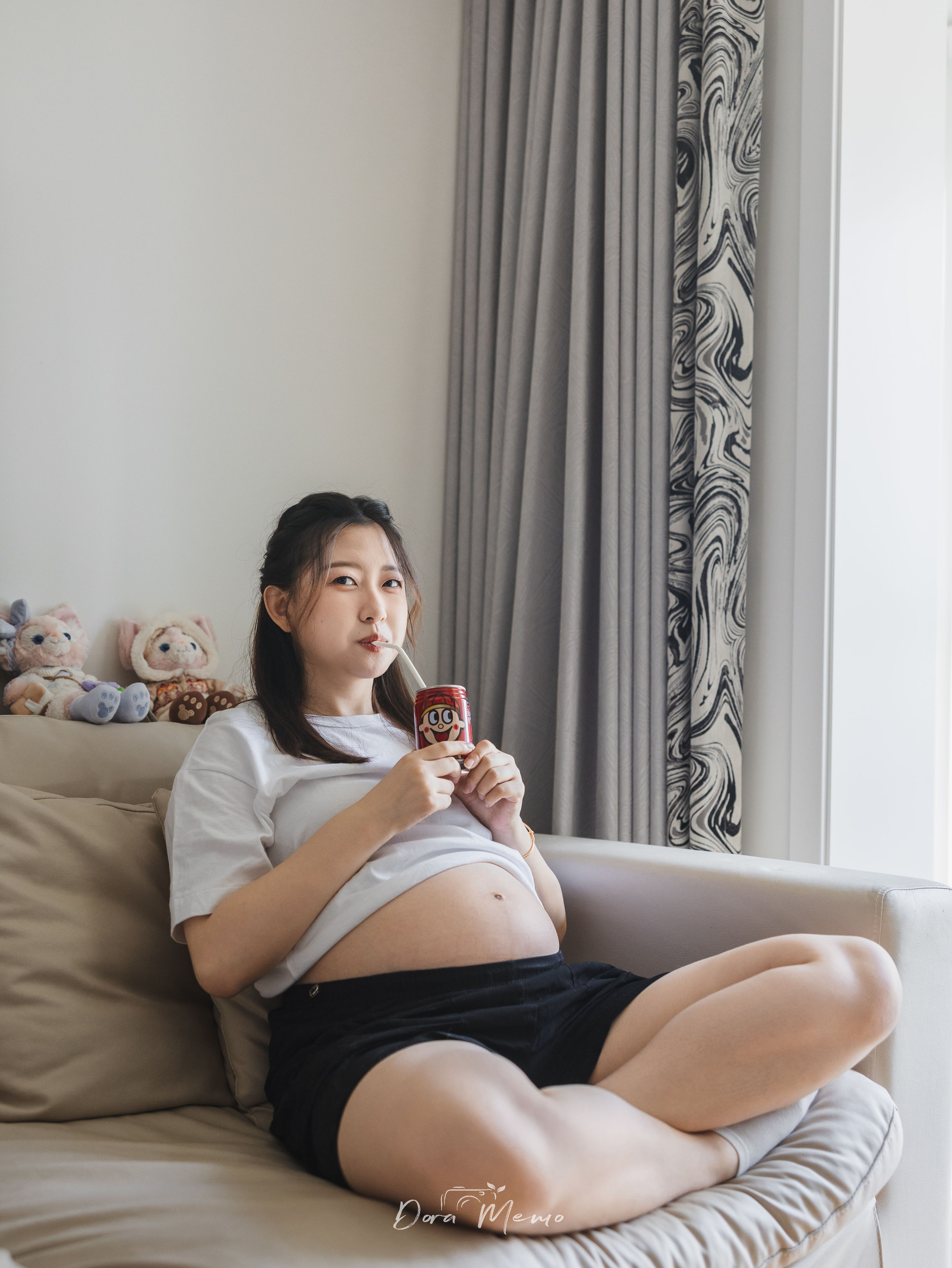 Shanghai Maternity Photographer — At-Home Pregnancy Photos with Cats