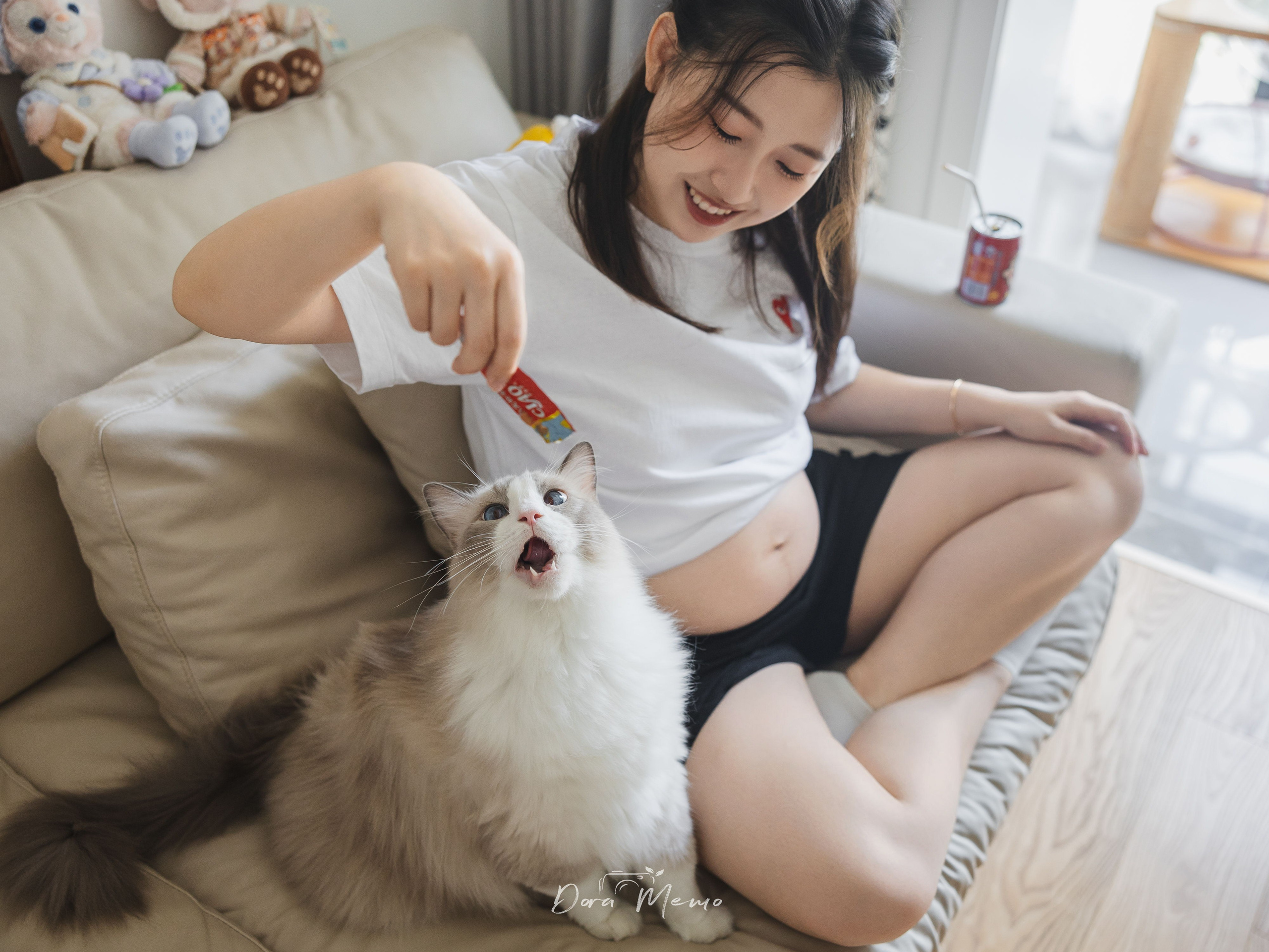 Shanghai Maternity Photographer — At-Home Pregnancy Photos with Cats