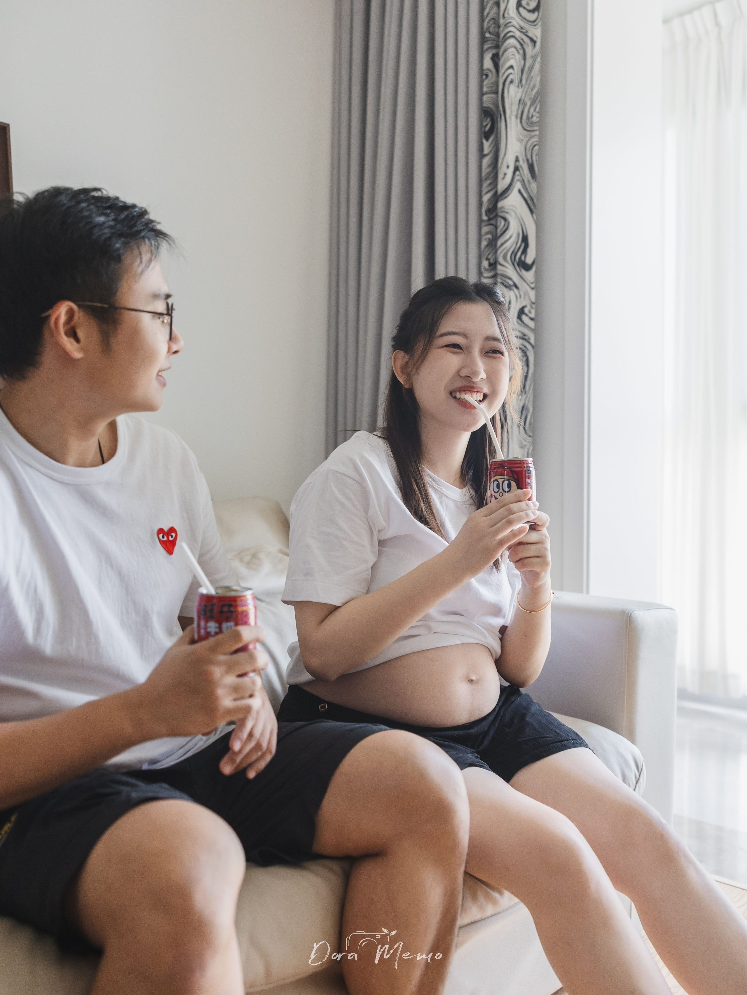 Shanghai Maternity Photographer — At-Home Pregnancy Photos with Cats