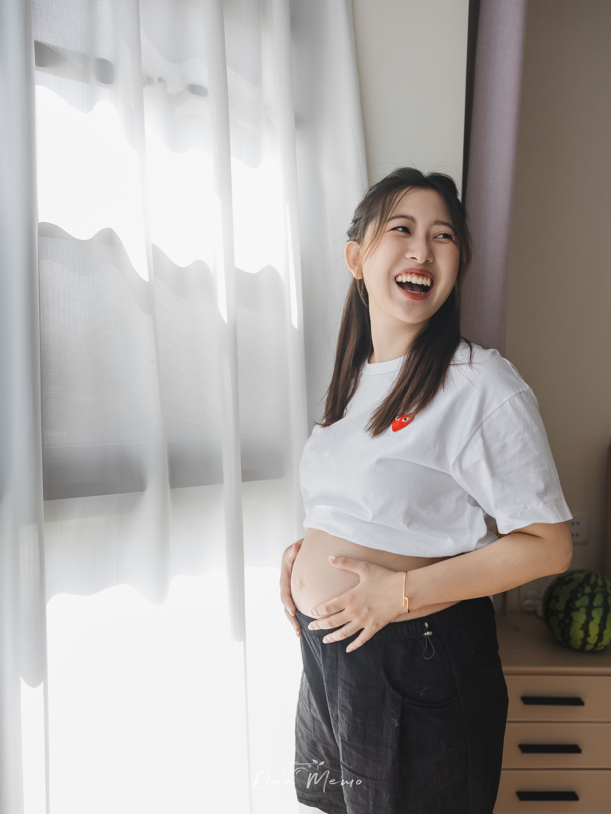 Shanghai Maternity Photographer — At-Home Pregnancy Photos with Cats