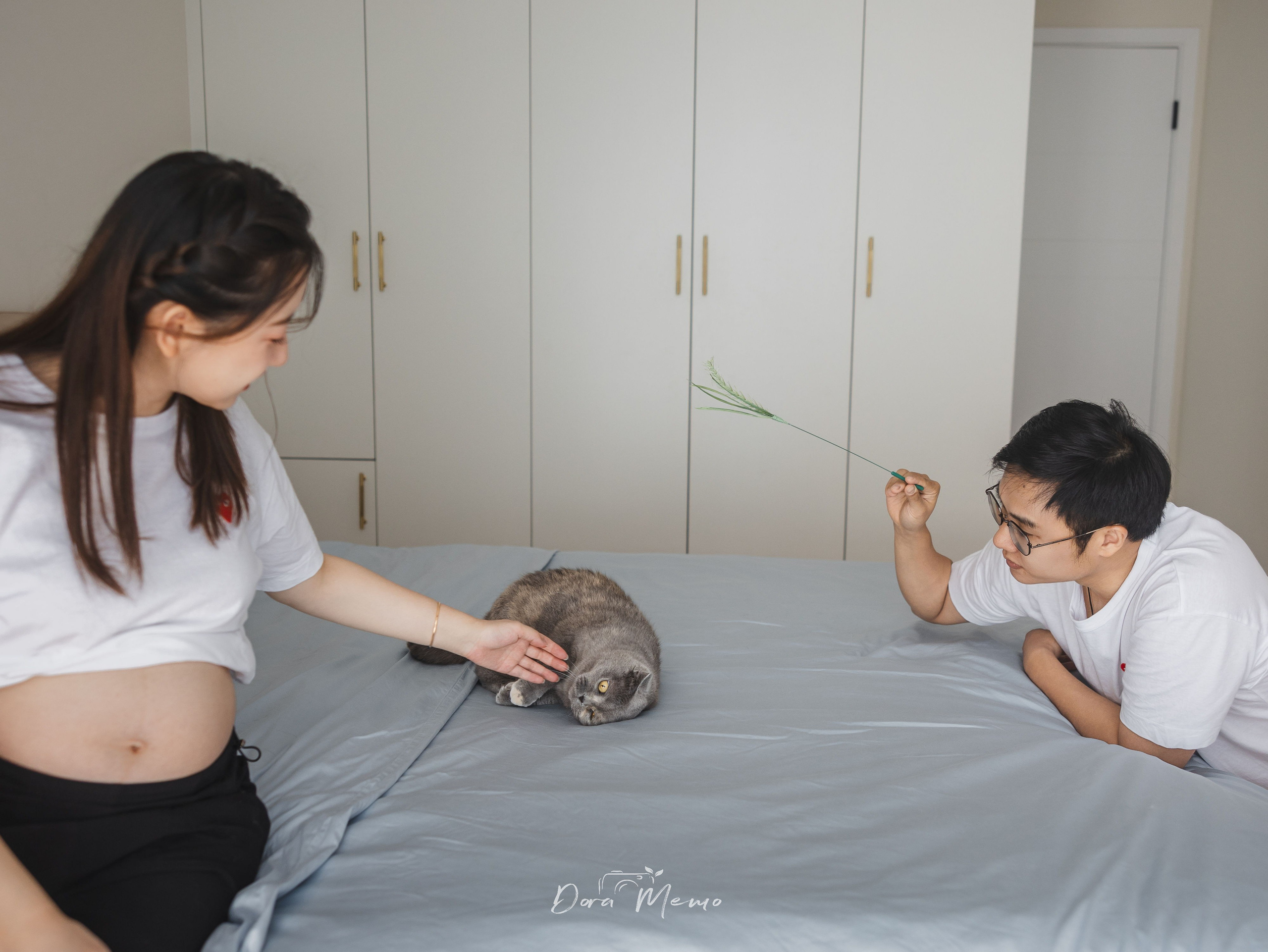 Shanghai Maternity Photographer — At-Home Pregnancy Photos with Cats