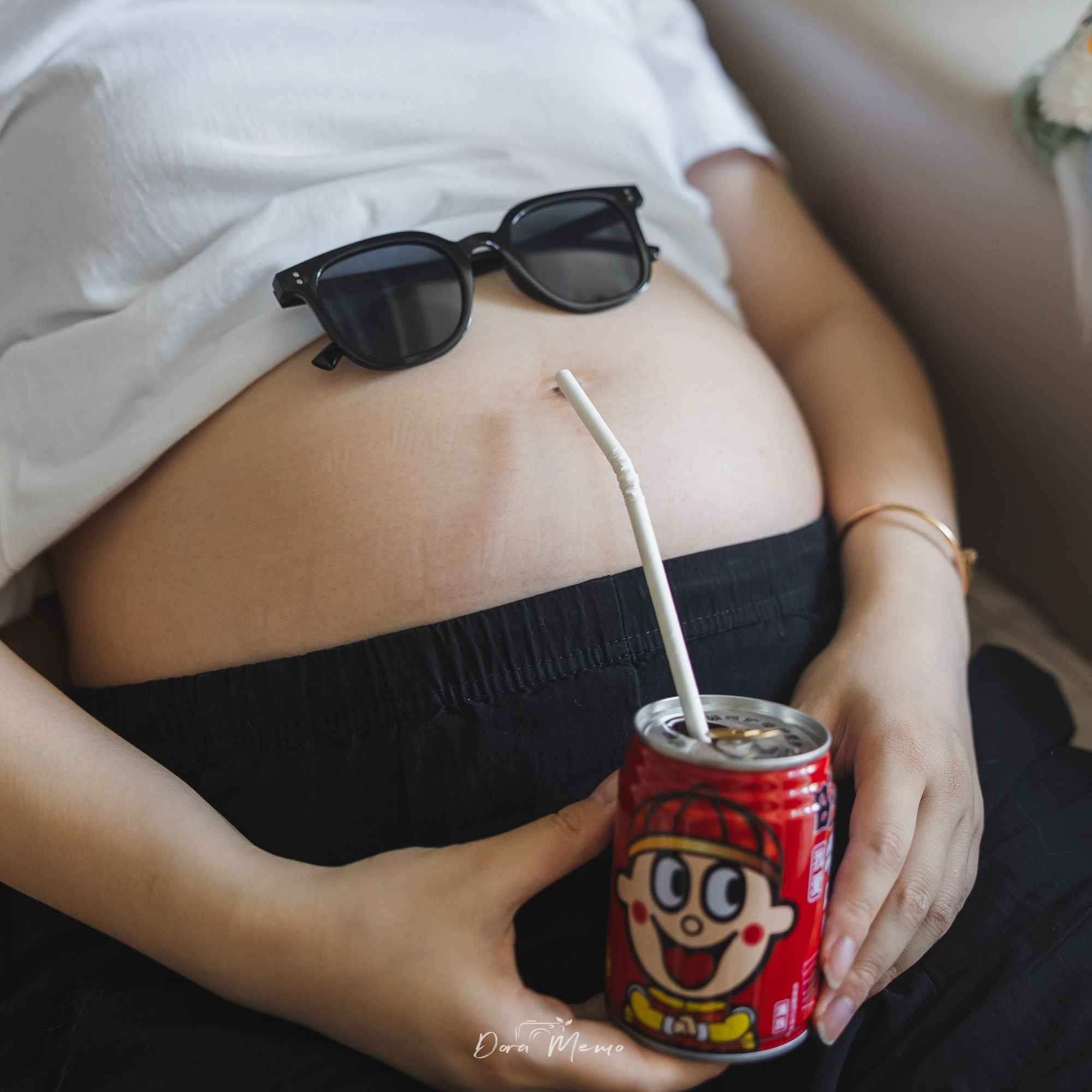 Shanghai Maternity Photographer — At-Home Pregnancy Photos with Cats