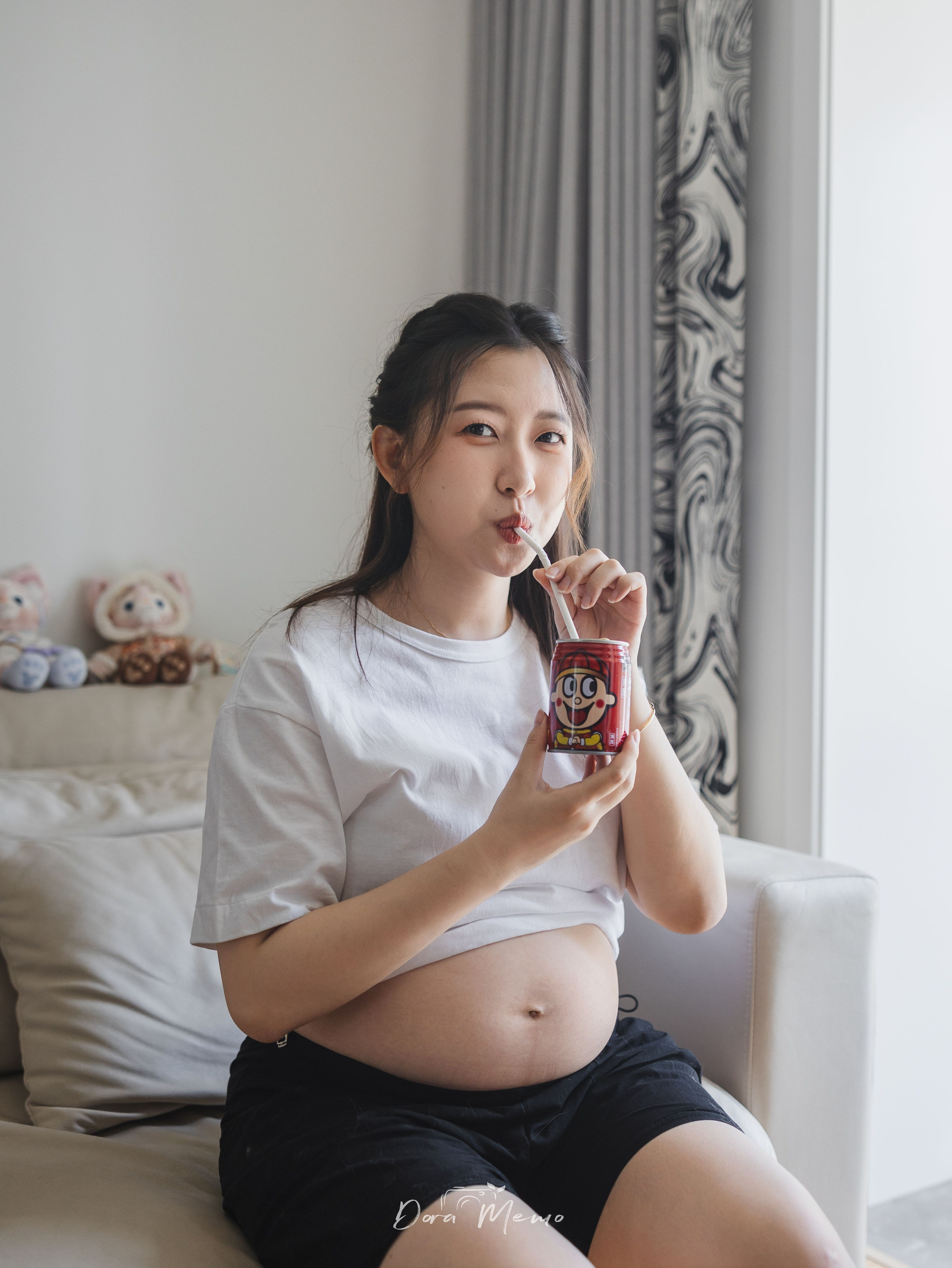 Shanghai Maternity Photographer — At-Home Pregnancy Photos with Cats