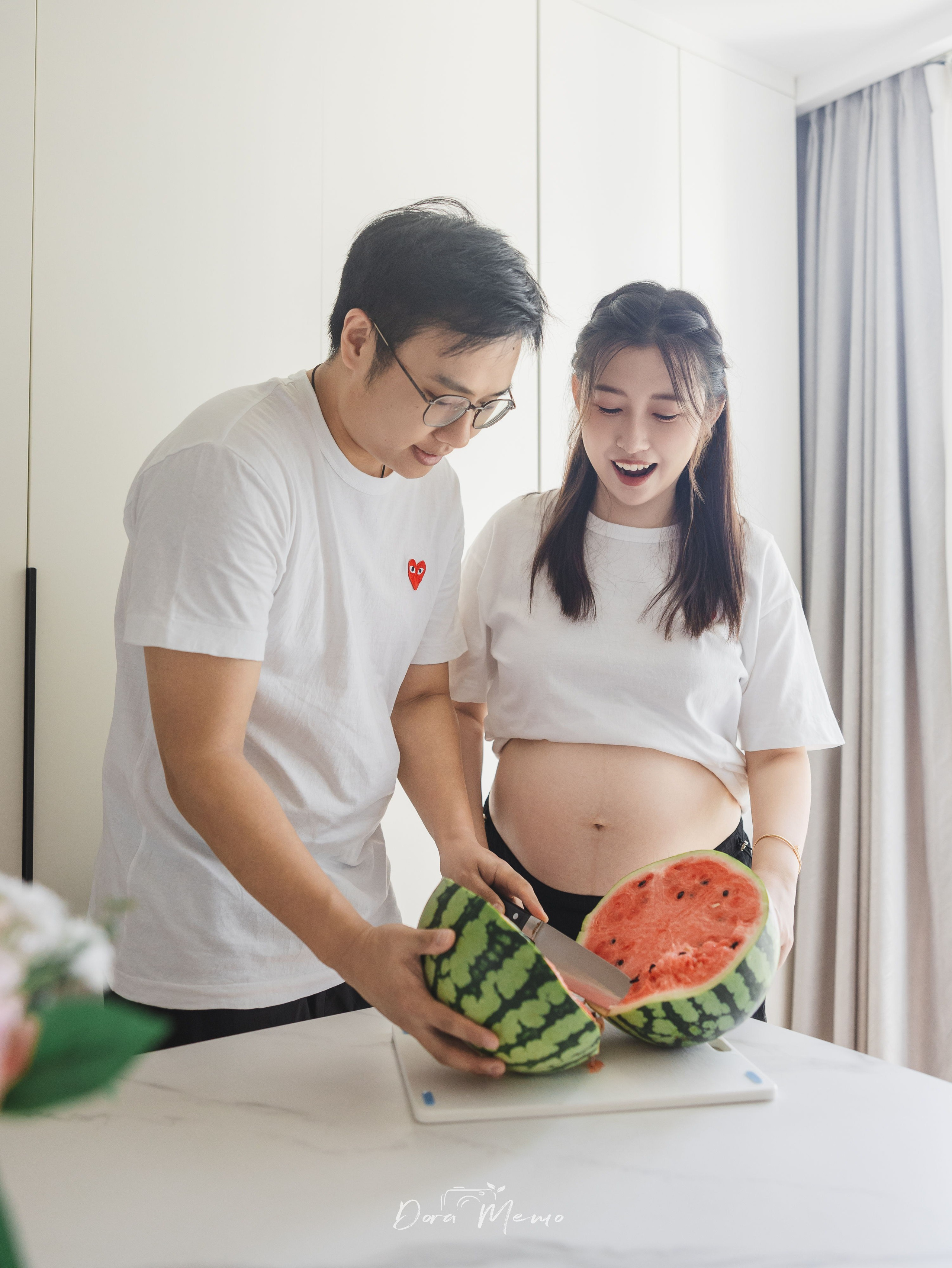 Shanghai Maternity Photographer — At-Home Pregnancy Photos with Cats