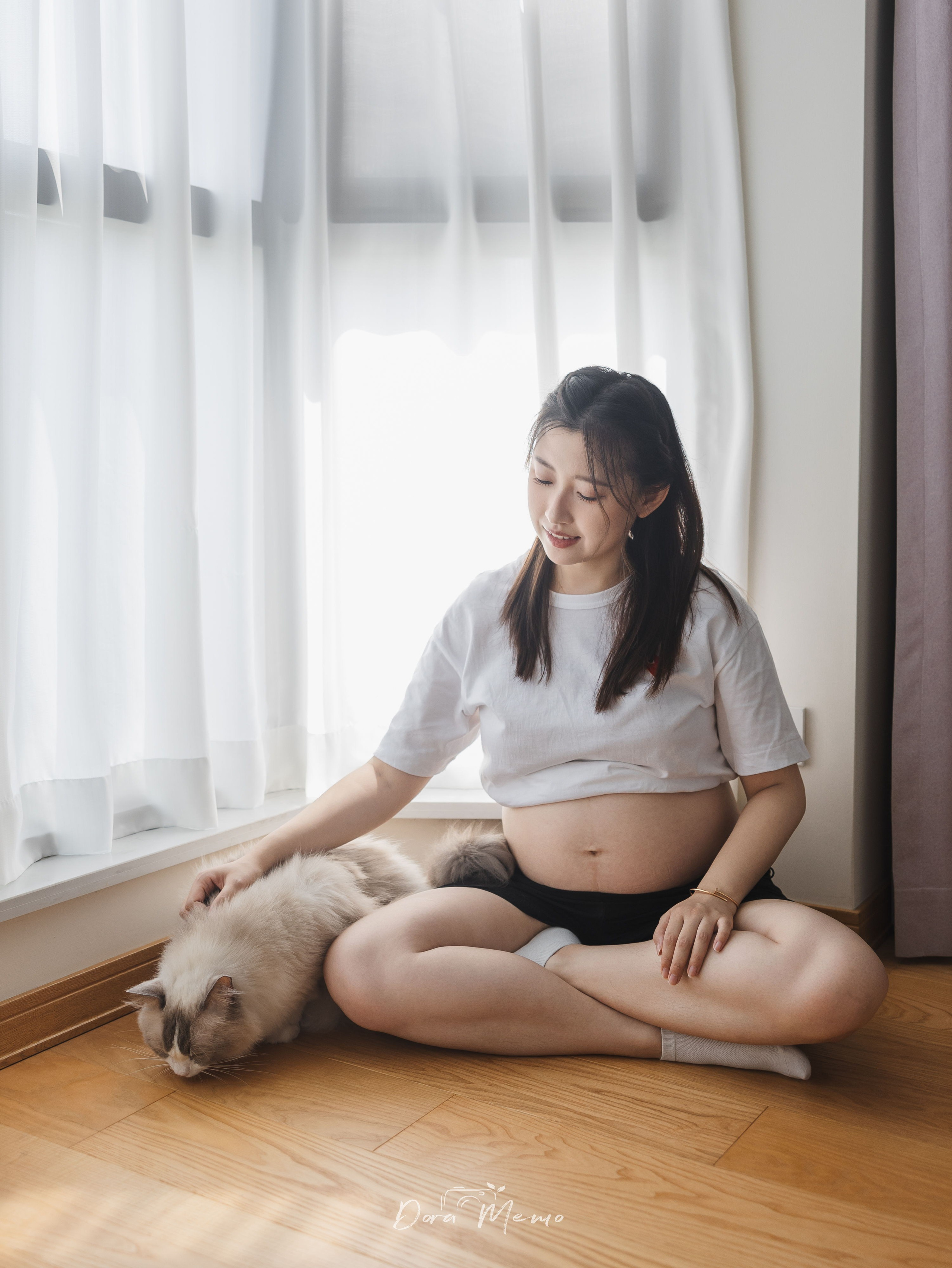Shanghai Maternity Photographer — At-Home Pregnancy Photos with Cats