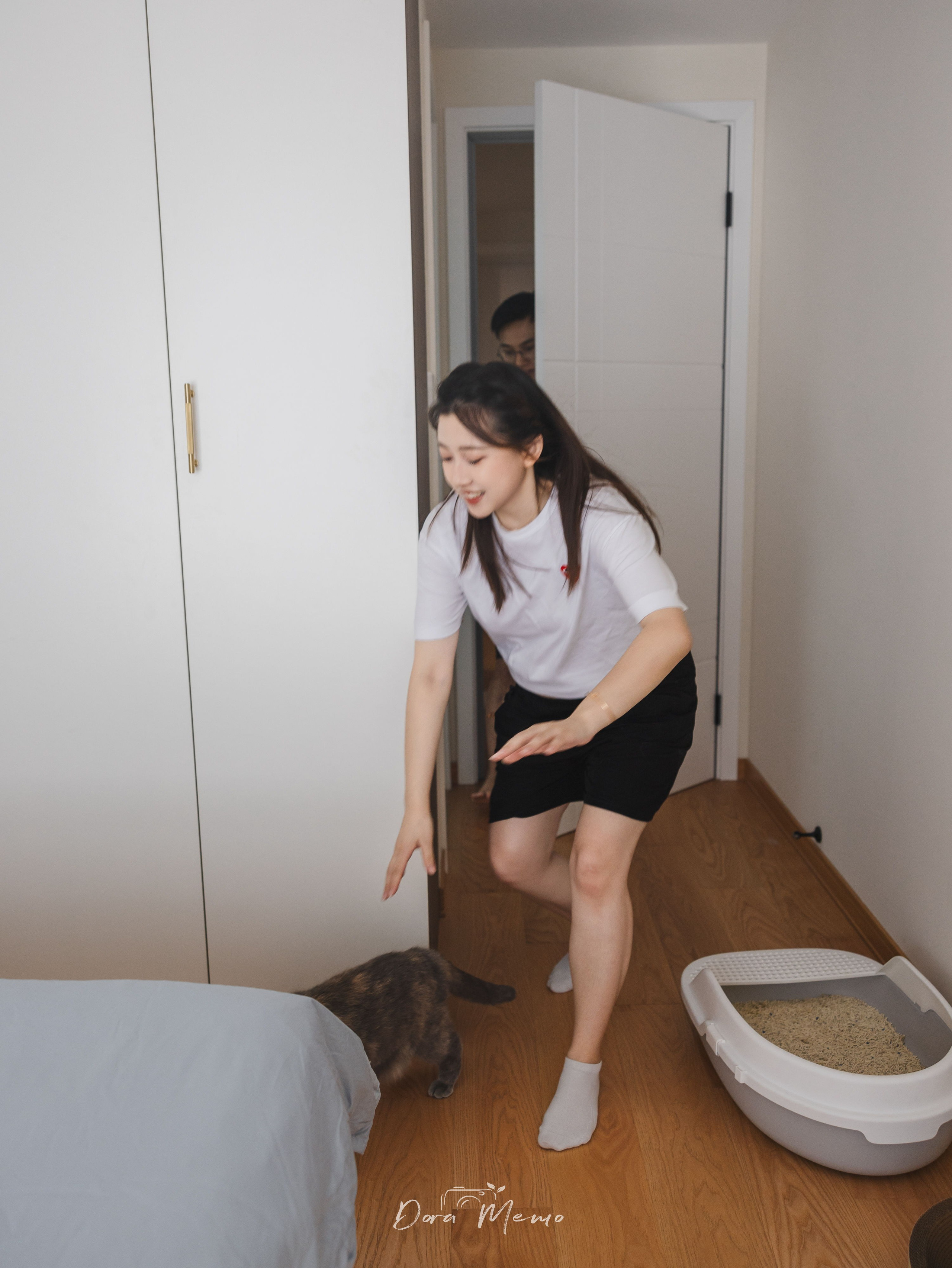 Shanghai Maternity Photographer — At-Home Pregnancy Photos with Cats