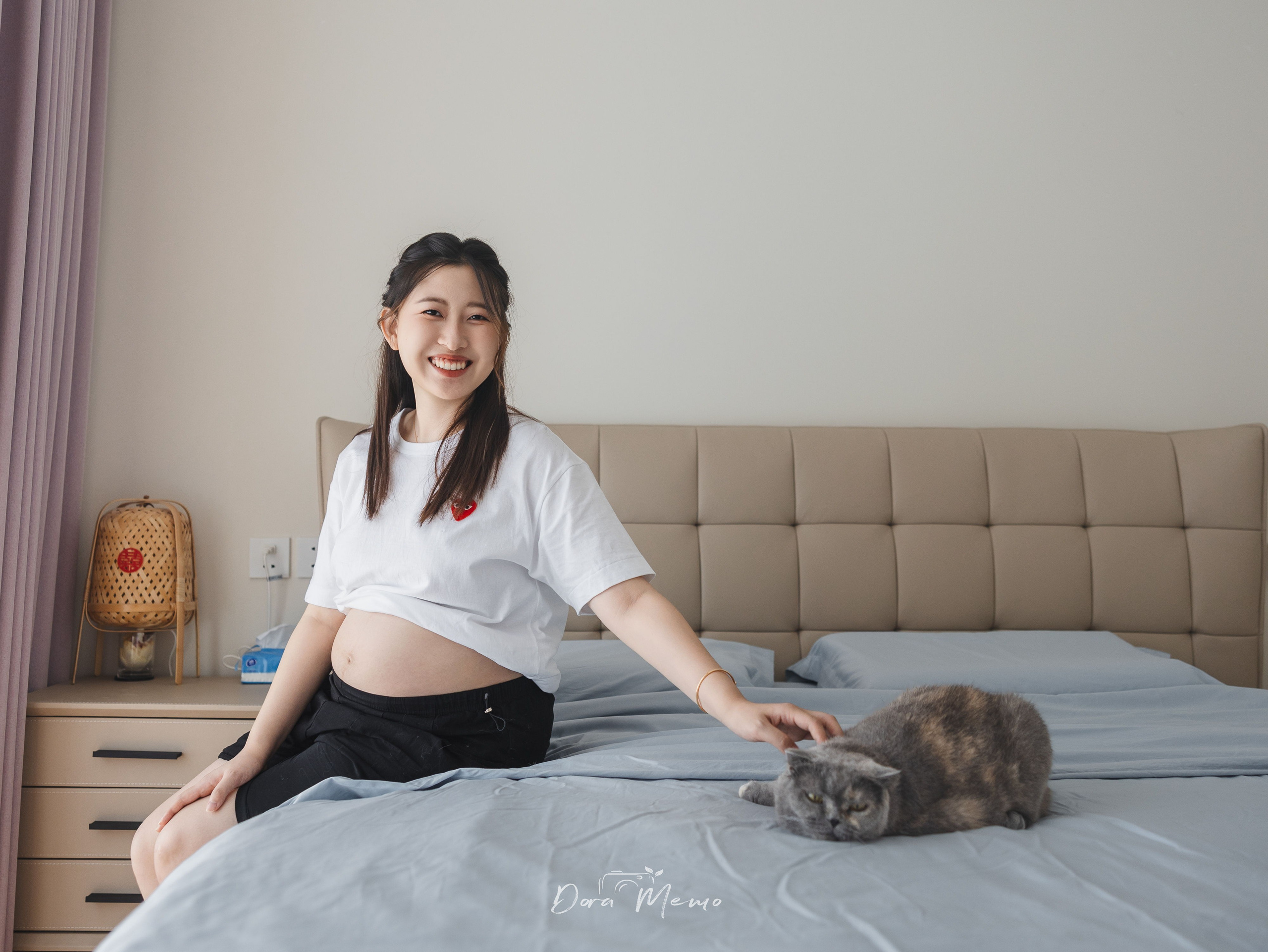 Shanghai Maternity Photographer — At-Home Pregnancy Photos with Cats