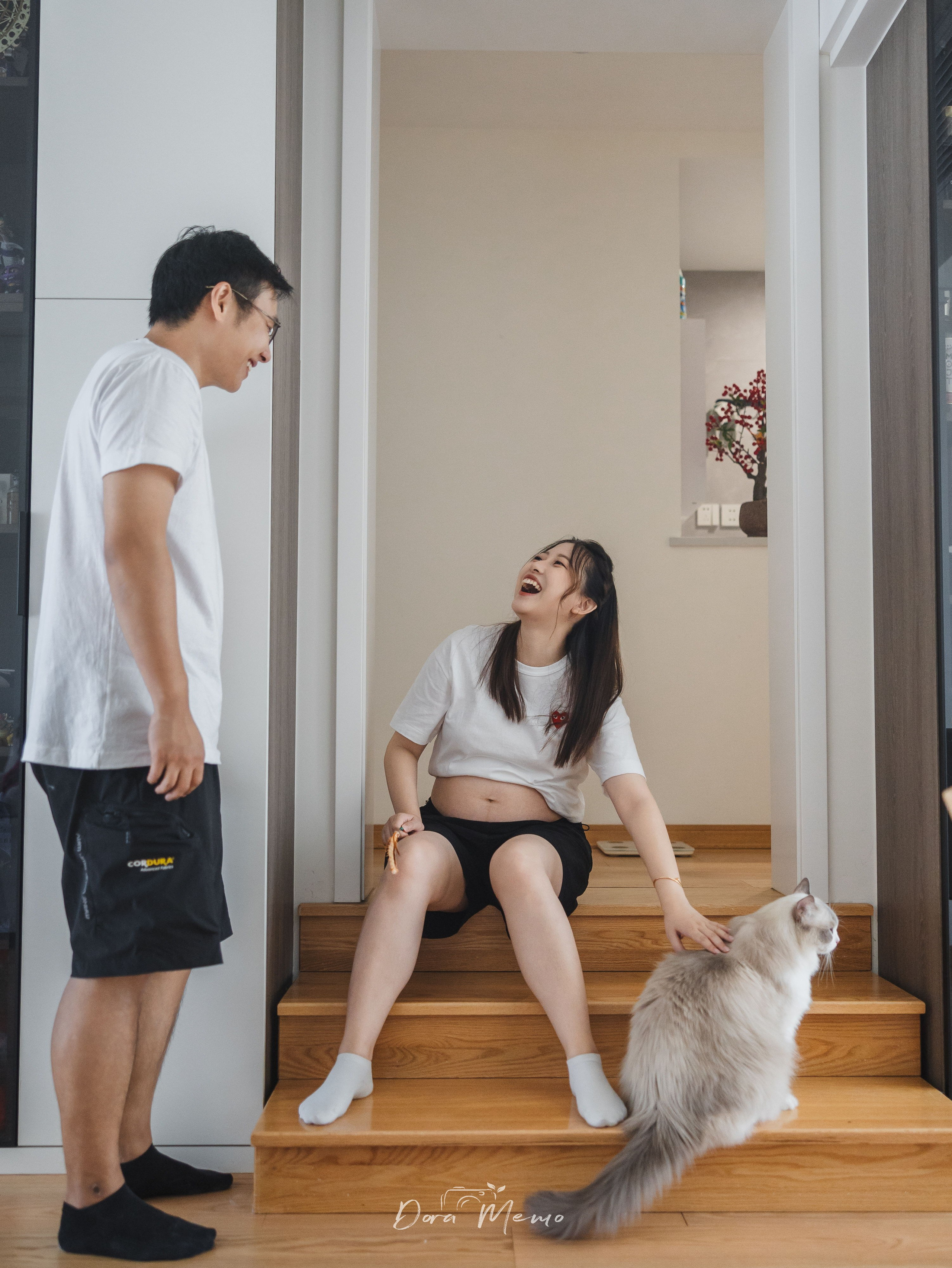 Shanghai Maternity Photographer — At-Home Pregnancy Photos with Cats