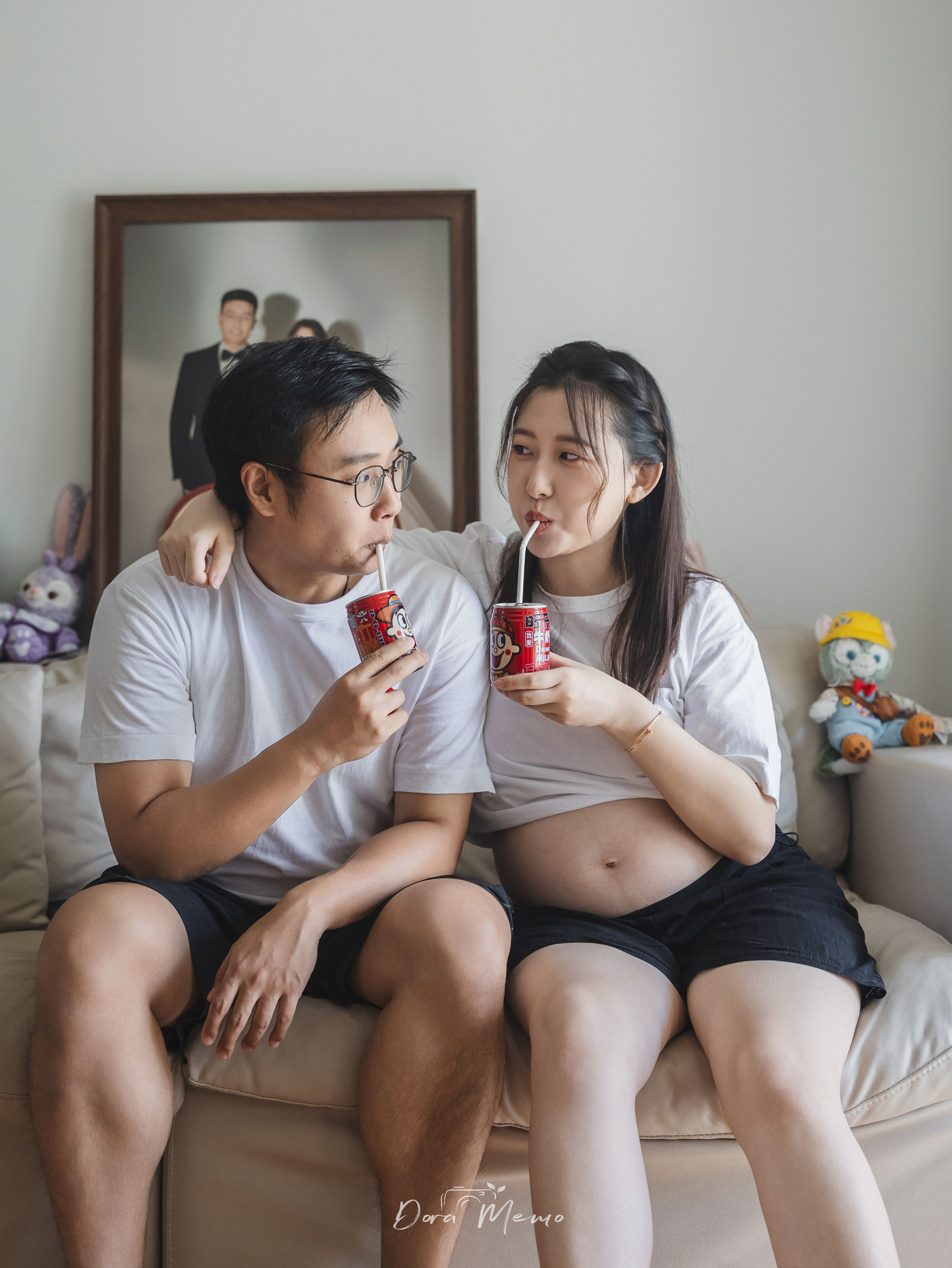 Shanghai Maternity Photographer — At-Home Pregnancy Photos with Cats